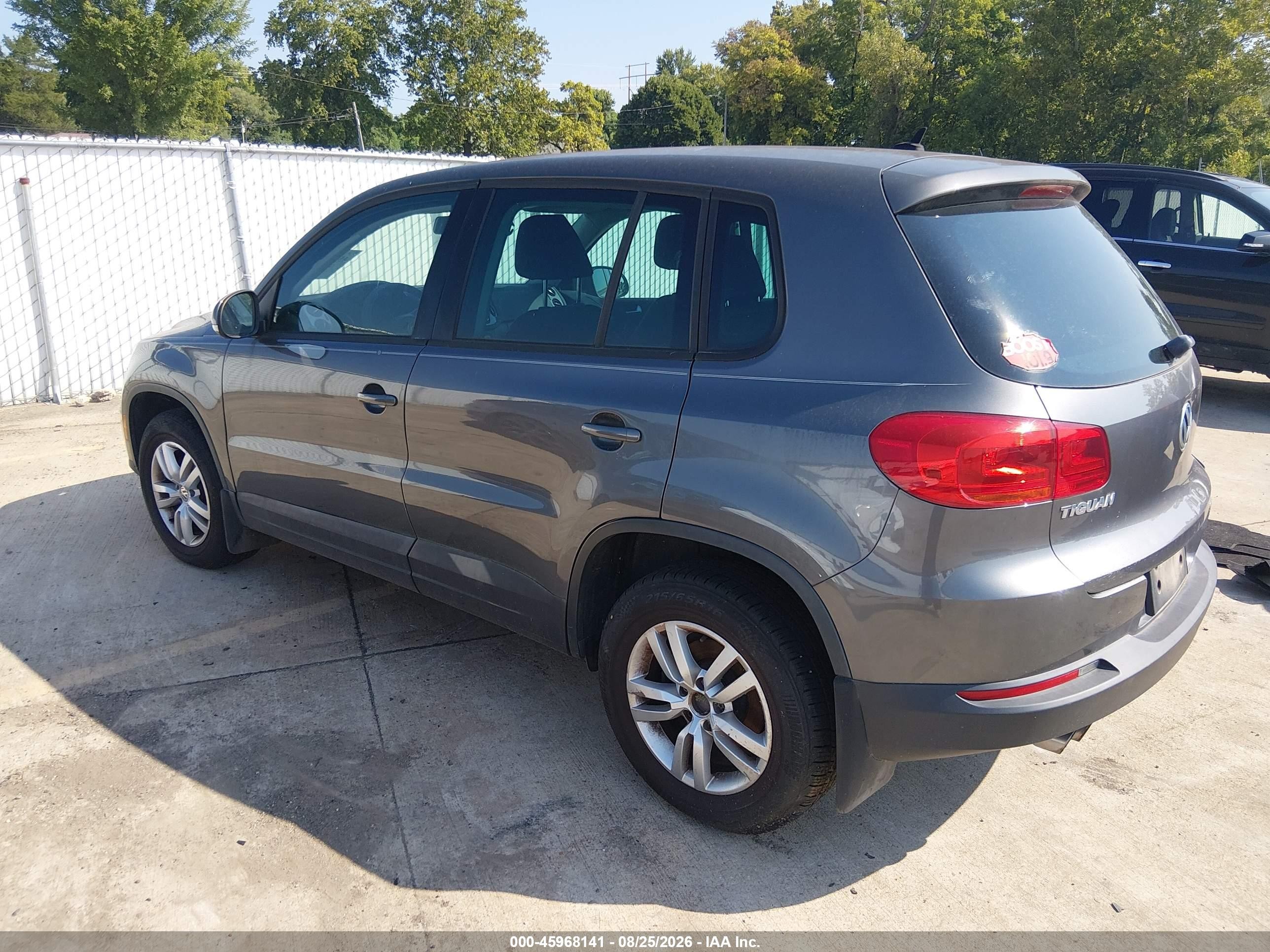 2012 Volkswagen Tiguan Le Gray vin: WVGAV7AX5CW004939
