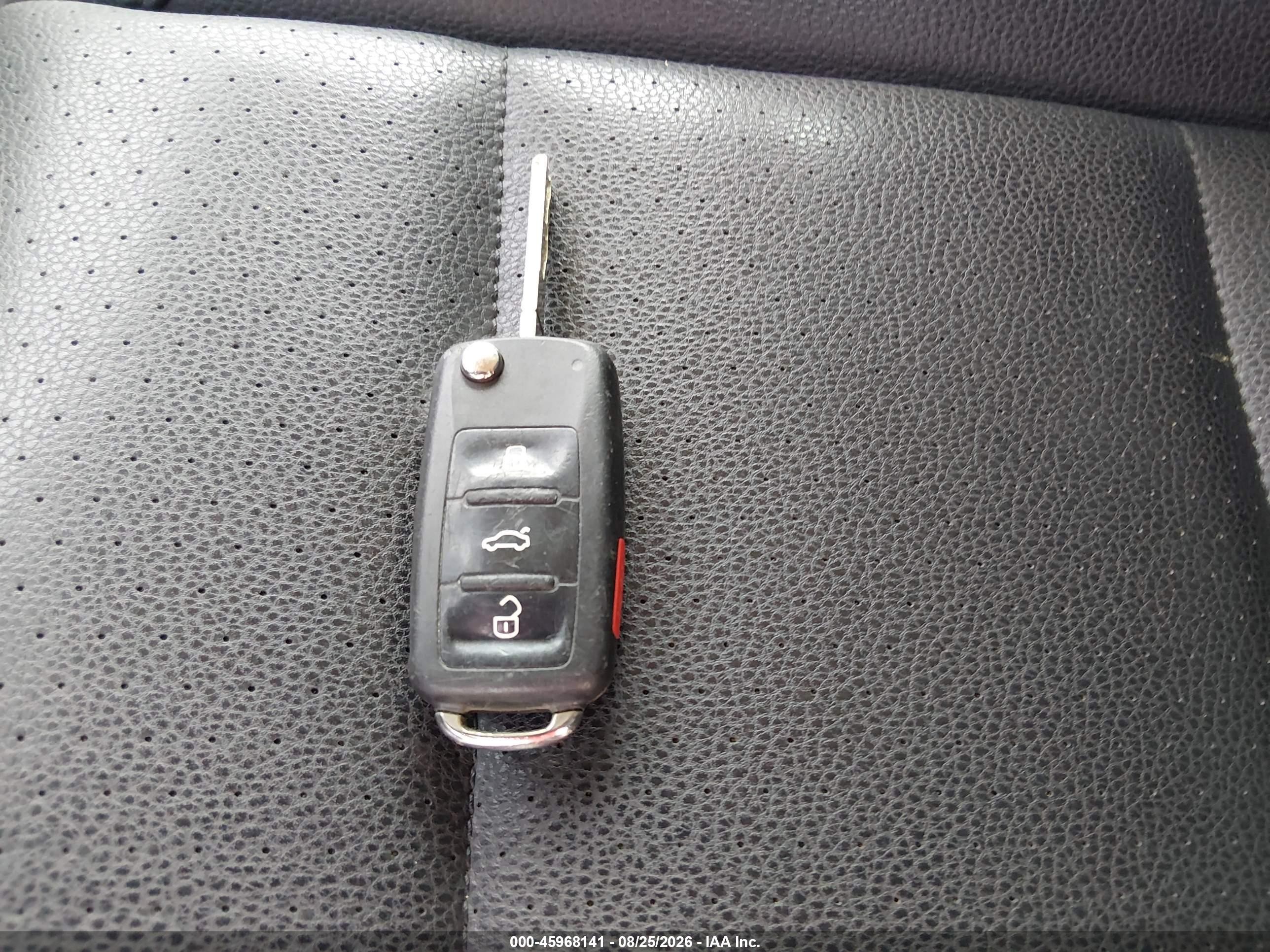 2012 Volkswagen Tiguan Le Gray vin: WVGAV7AX5CW004939