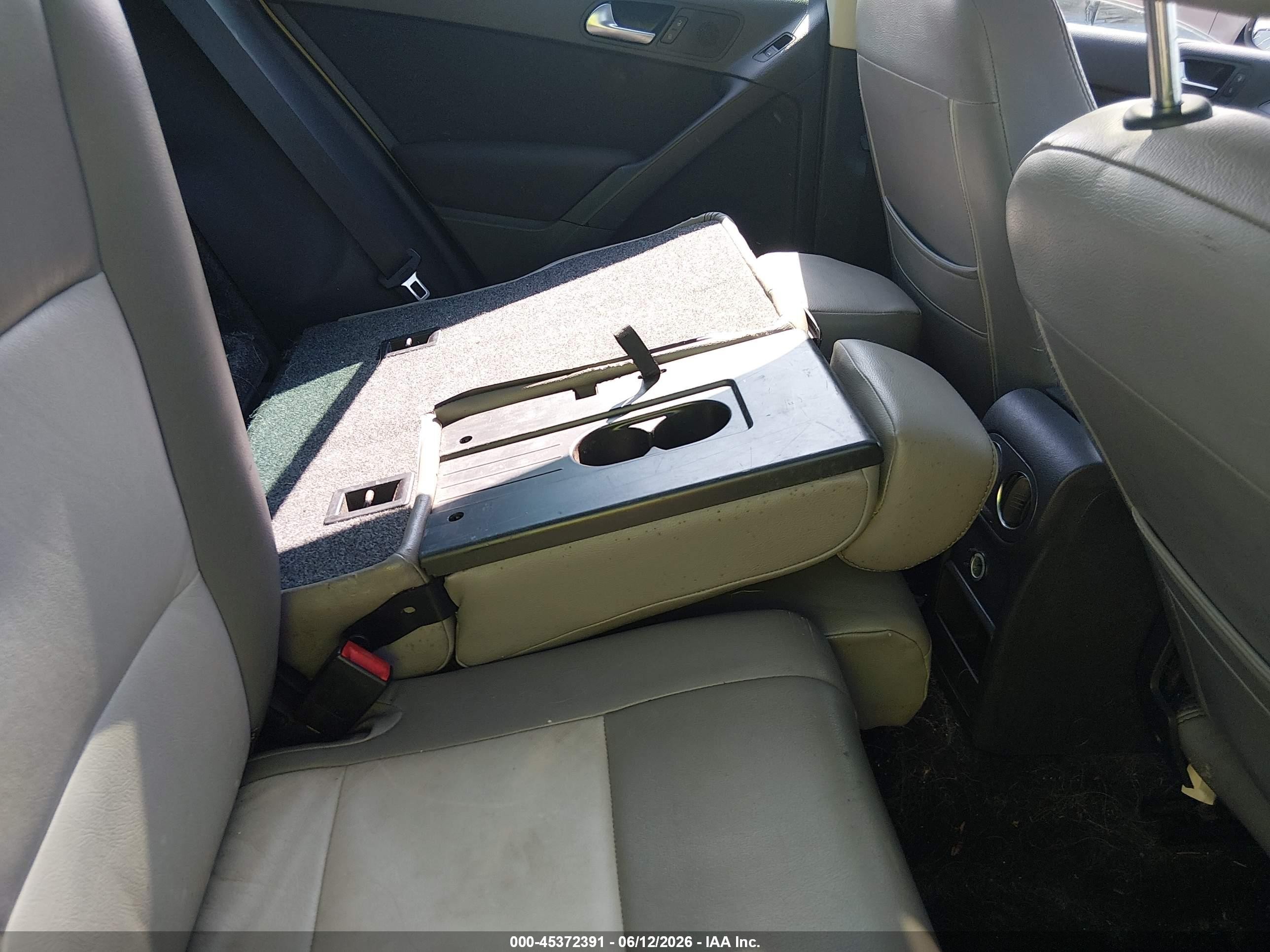 2012 Volkswagen Tiguan S Серебряный vin: WVGAV7AX5CW532772