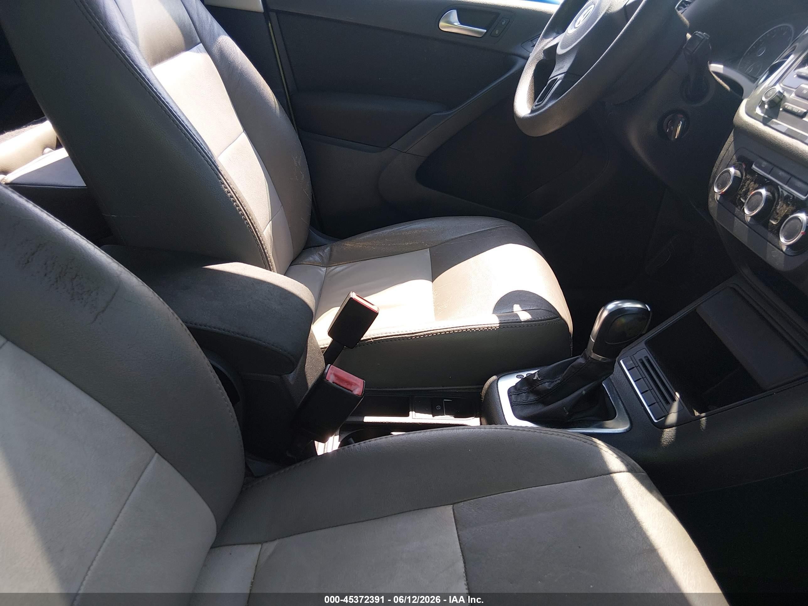 2012 Volkswagen Tiguan S Серебряный vin: WVGAV7AX5CW532772