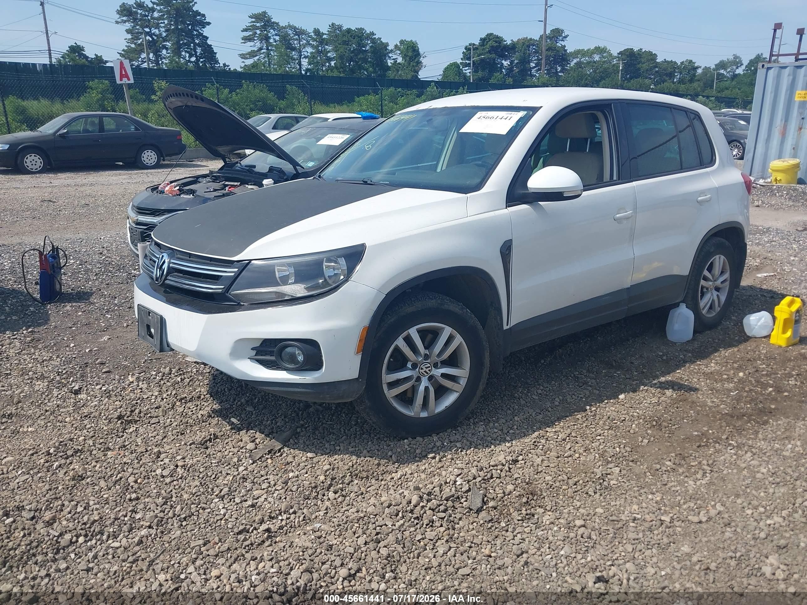 2012 Volkswagen Tiguan Le White vin: WVGAV7AX5CW588209