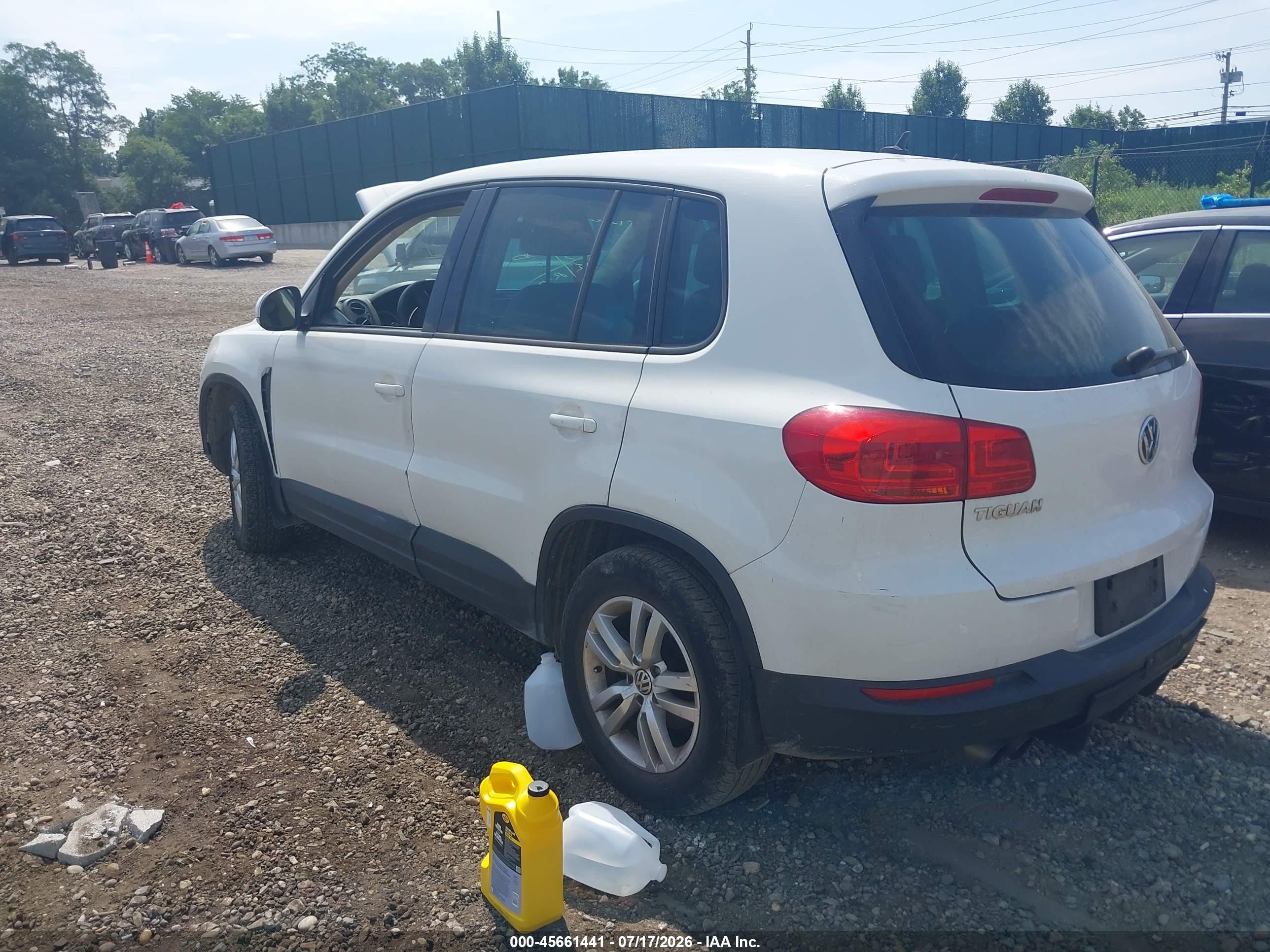 2012 Volkswagen Tiguan Le White vin: WVGAV7AX5CW588209
