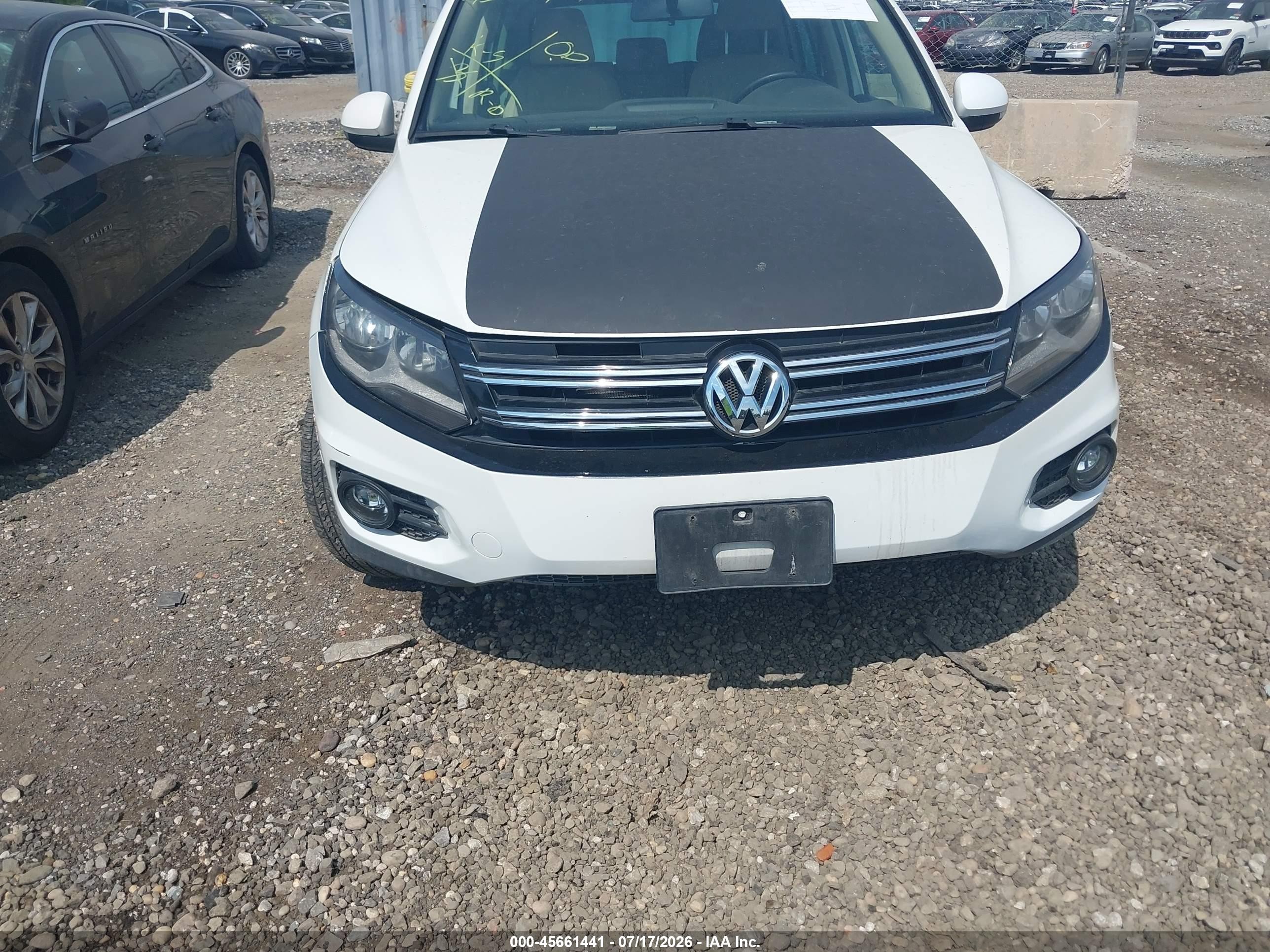 2012 Volkswagen Tiguan Le White vin: WVGAV7AX5CW588209