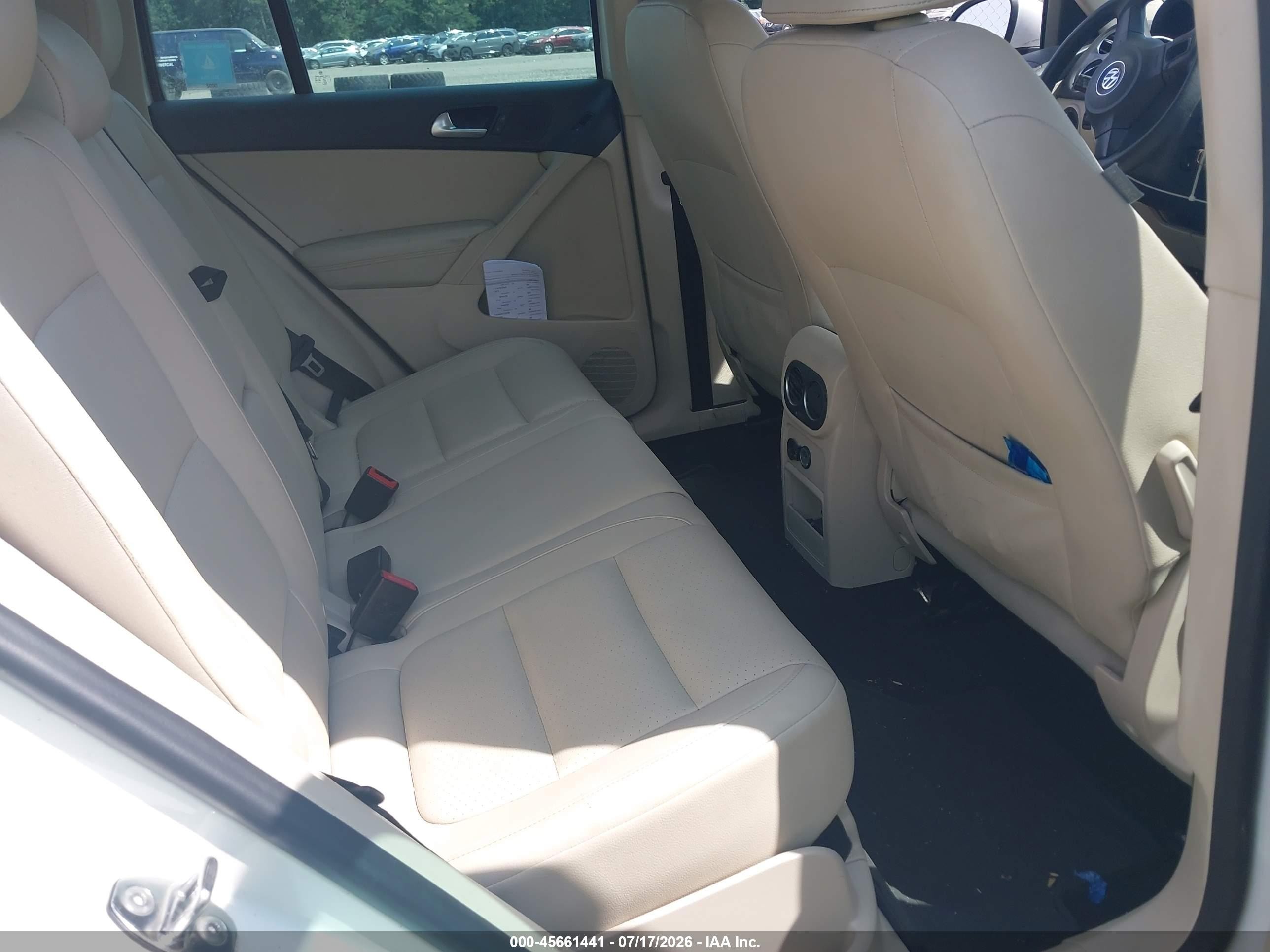 2012 Volkswagen Tiguan Le White vin: WVGAV7AX5CW588209