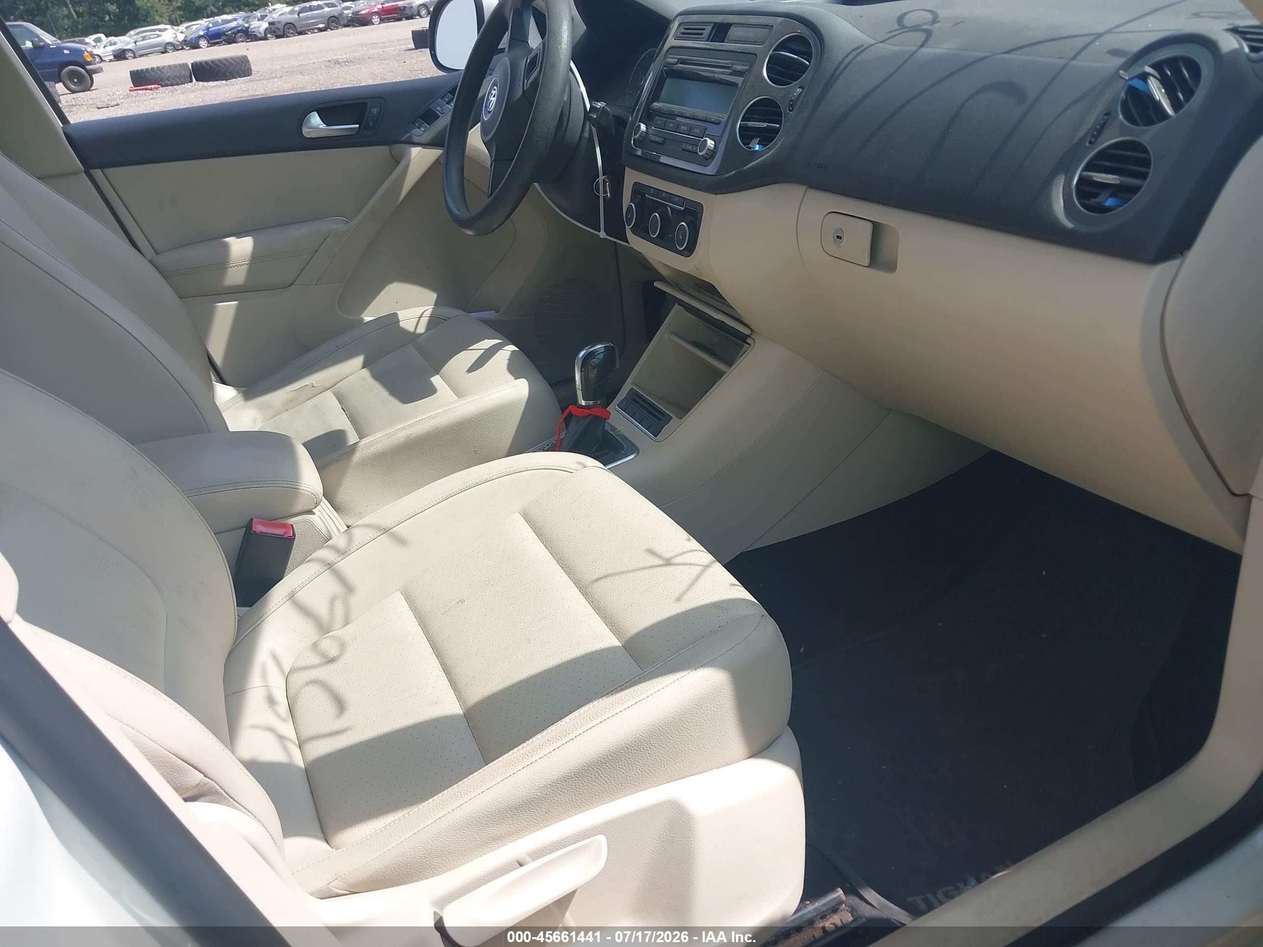2012 Volkswagen Tiguan Le White vin: WVGAV7AX5CW588209