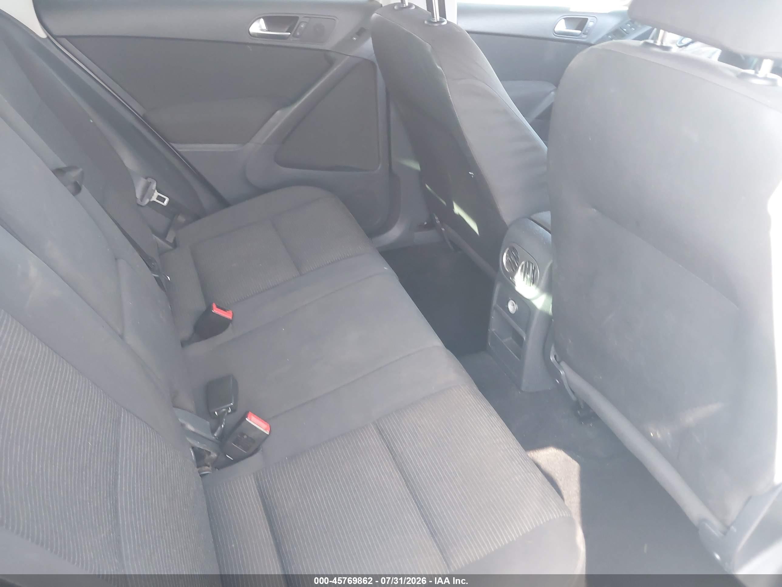 2013 Volkswagen Tiguan S Серебряный vin: WVGAV7AX5DW540517