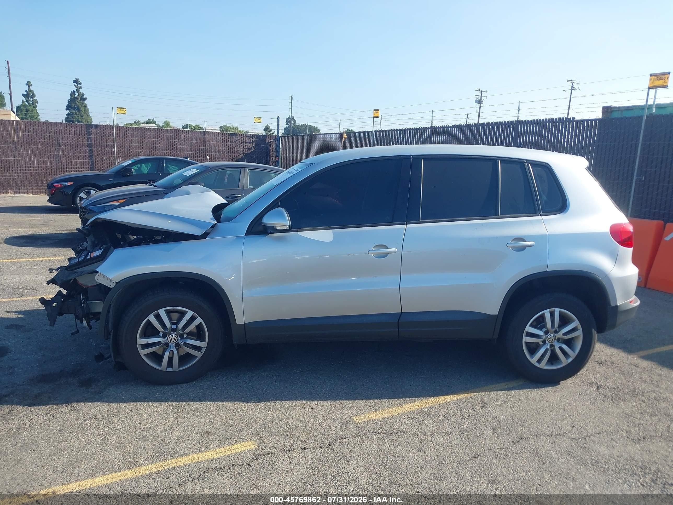 2013 Volkswagen Tiguan S Серебряный vin: WVGAV7AX5DW540517