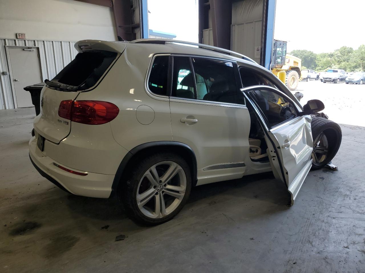 2015 Volkswagen Tiguan S White vin: WVGAV7AX5FW015900