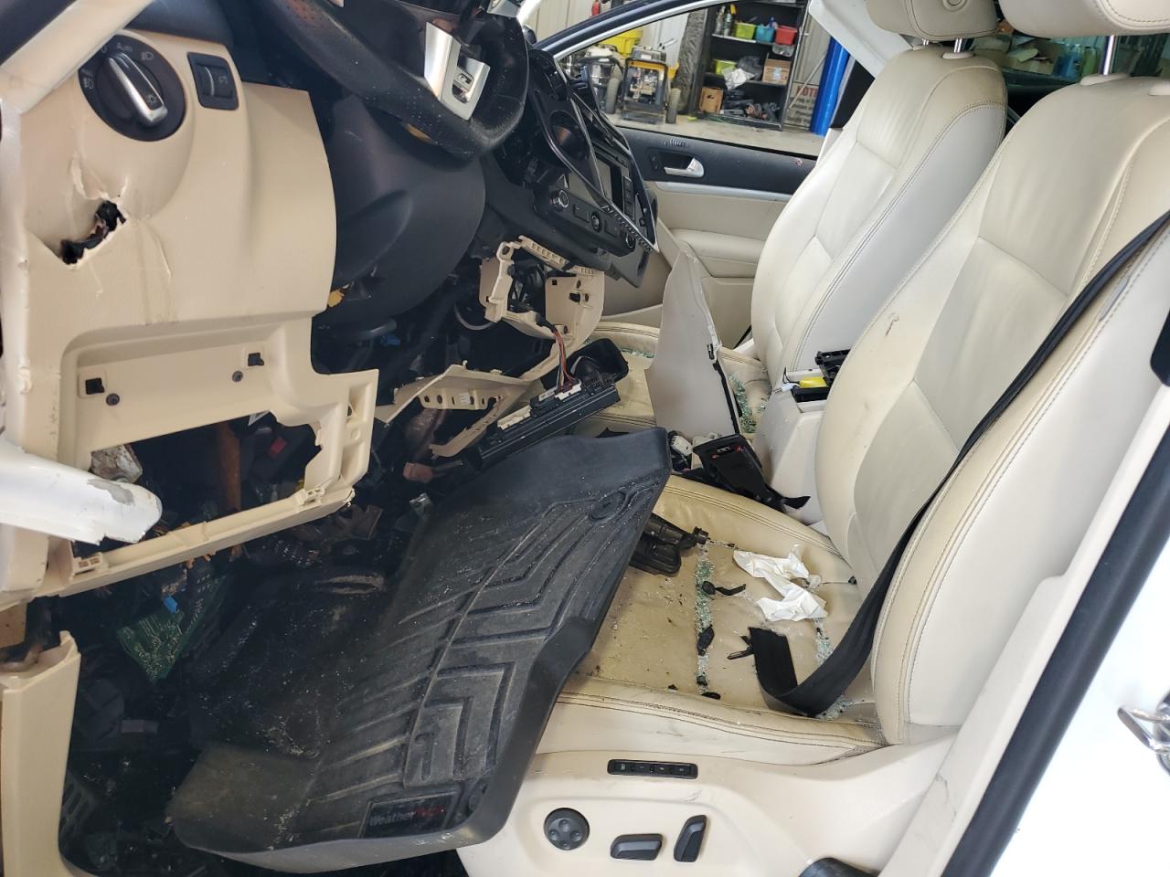 2015 Volkswagen Tiguan S White vin: WVGAV7AX5FW015900