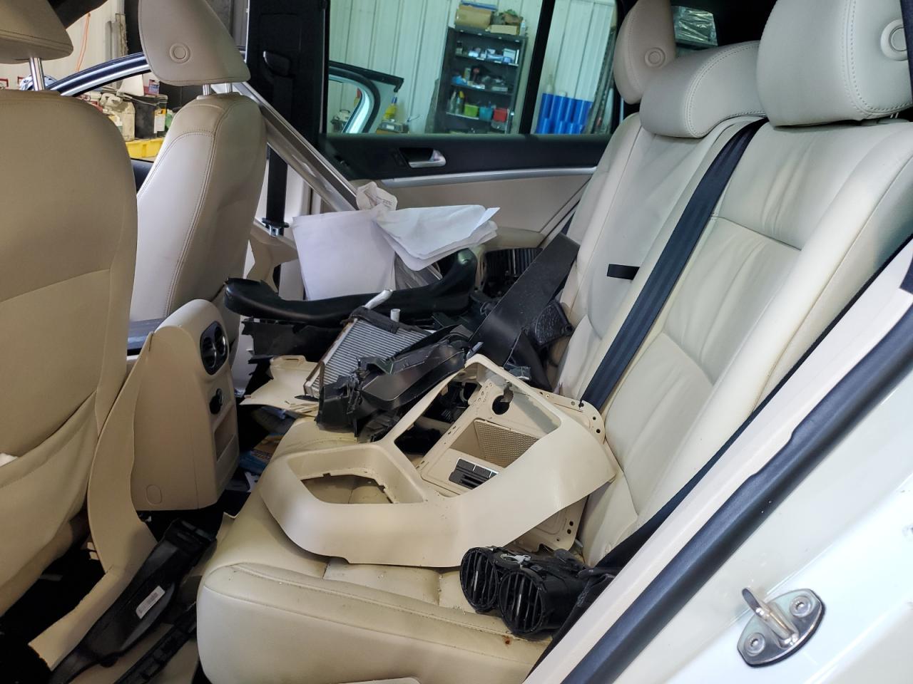 2015 Volkswagen Tiguan S White vin: WVGAV7AX5FW015900