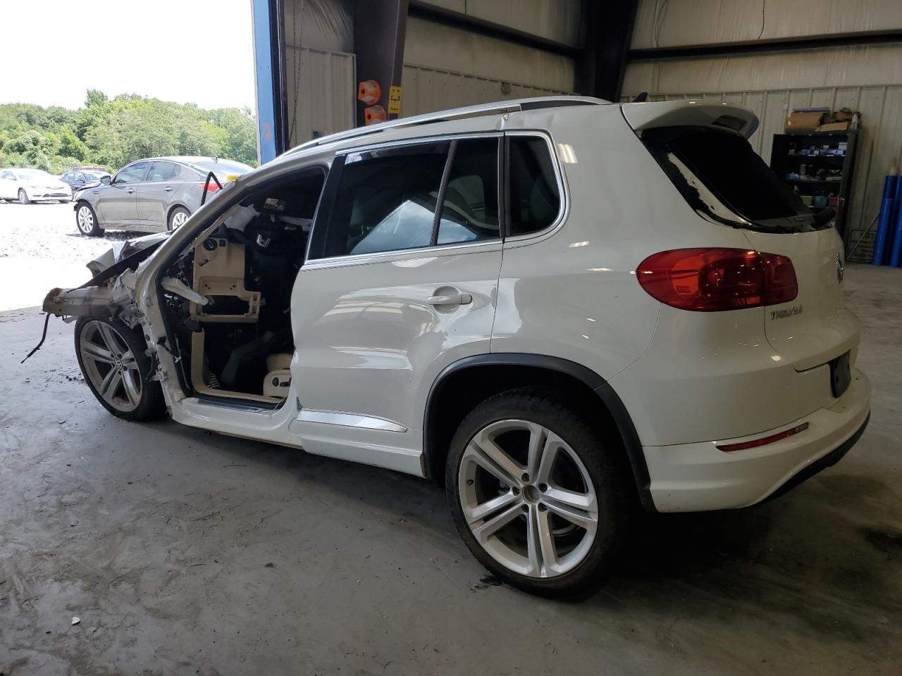 2015 Volkswagen Tiguan S White vin: WVGAV7AX5FW015900