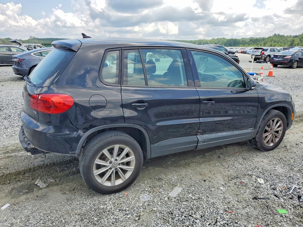 2017 Volkswagen Tiguan S Черный vin: WVGAV7AX5HK050799