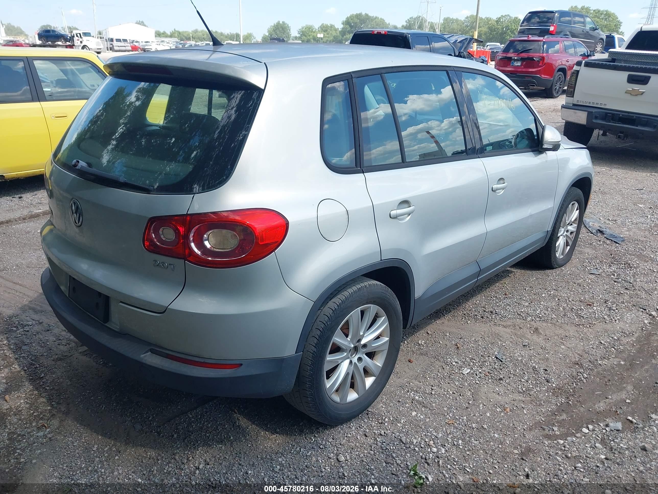 2010 Volkswagen Tiguan S Silver vin: WVGAV7AX6AW525827
