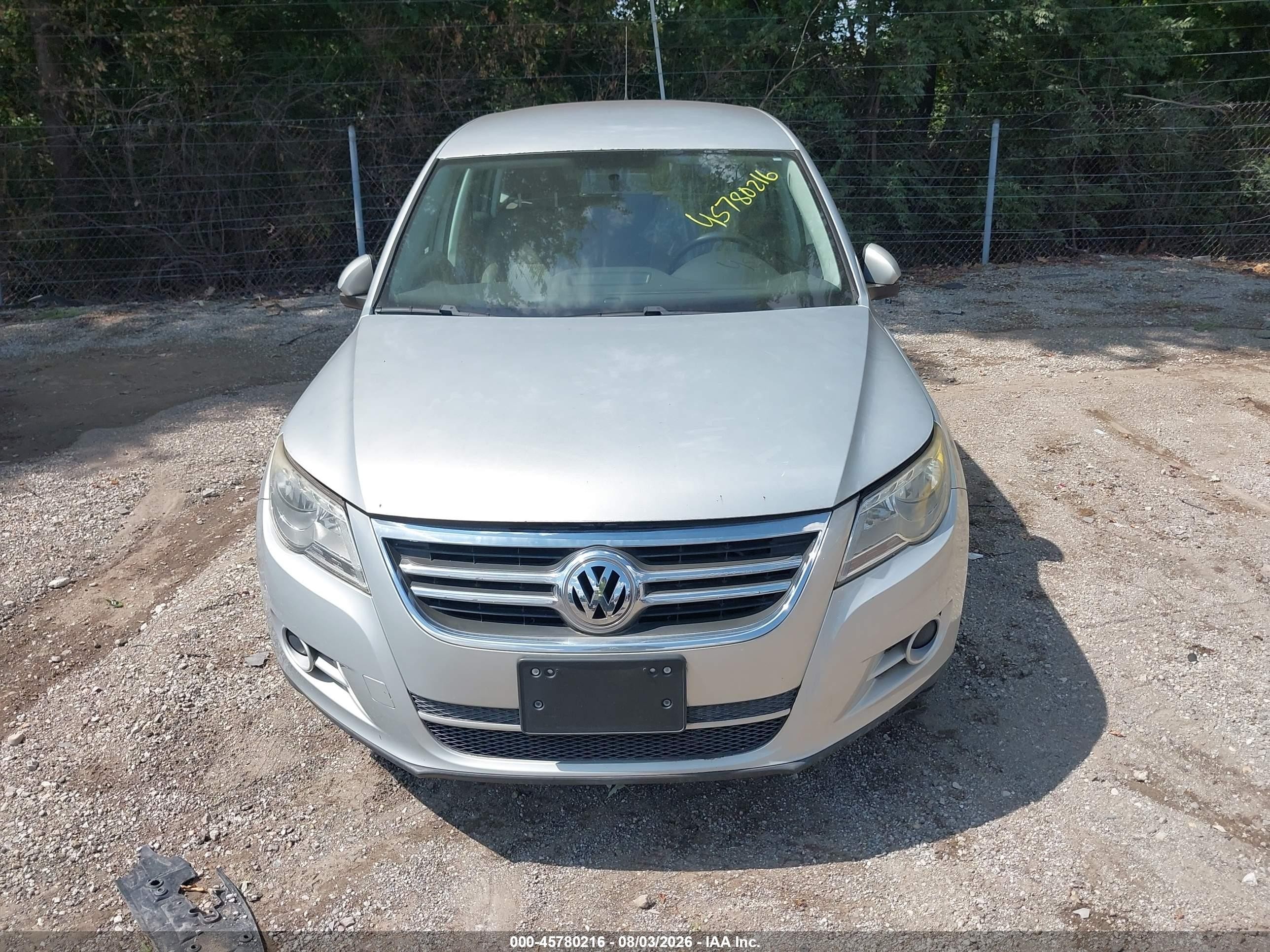 2010 Volkswagen Tiguan S Silver vin: WVGAV7AX6AW525827