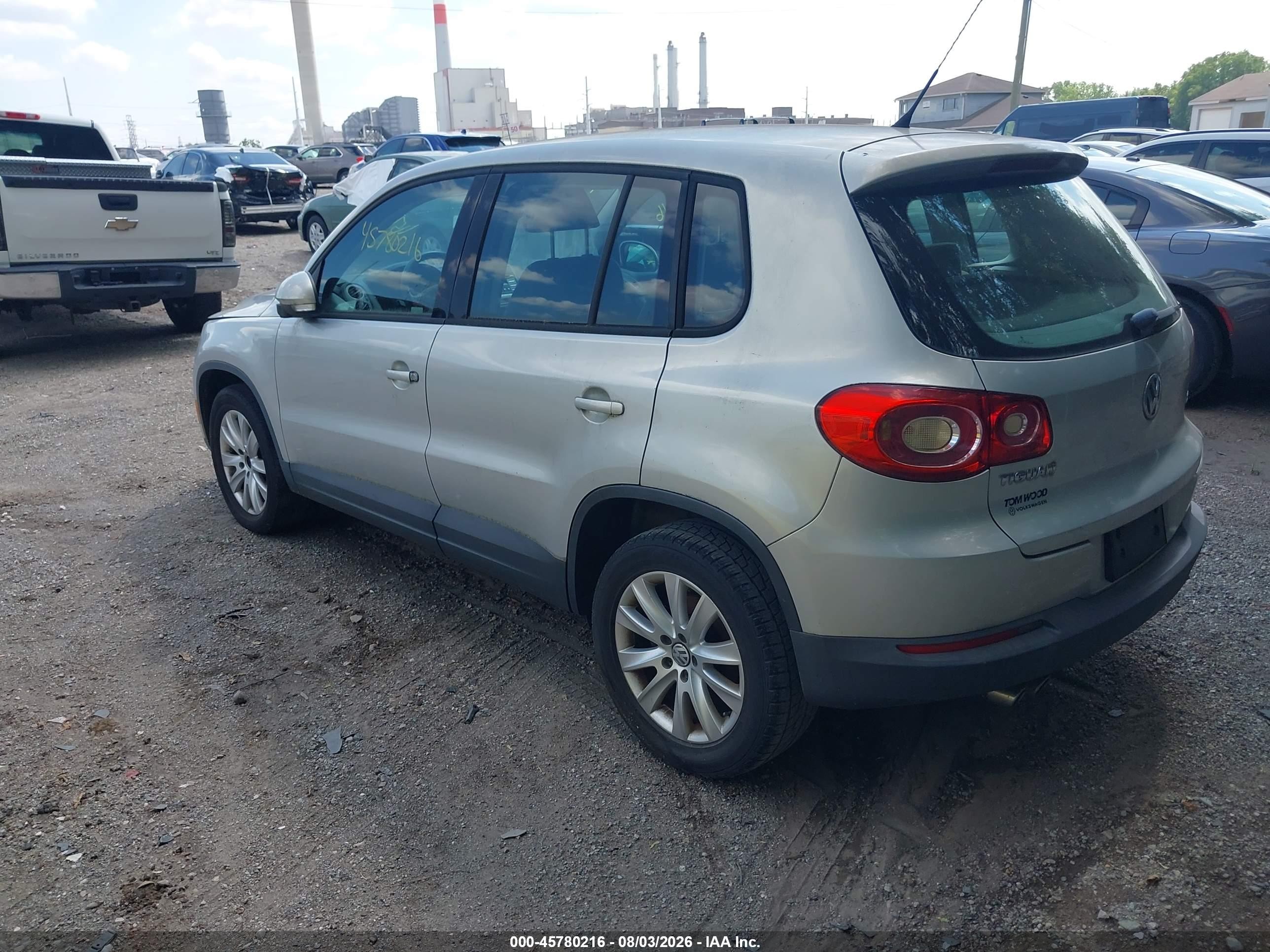 2010 Volkswagen Tiguan S Silver vin: WVGAV7AX6AW525827