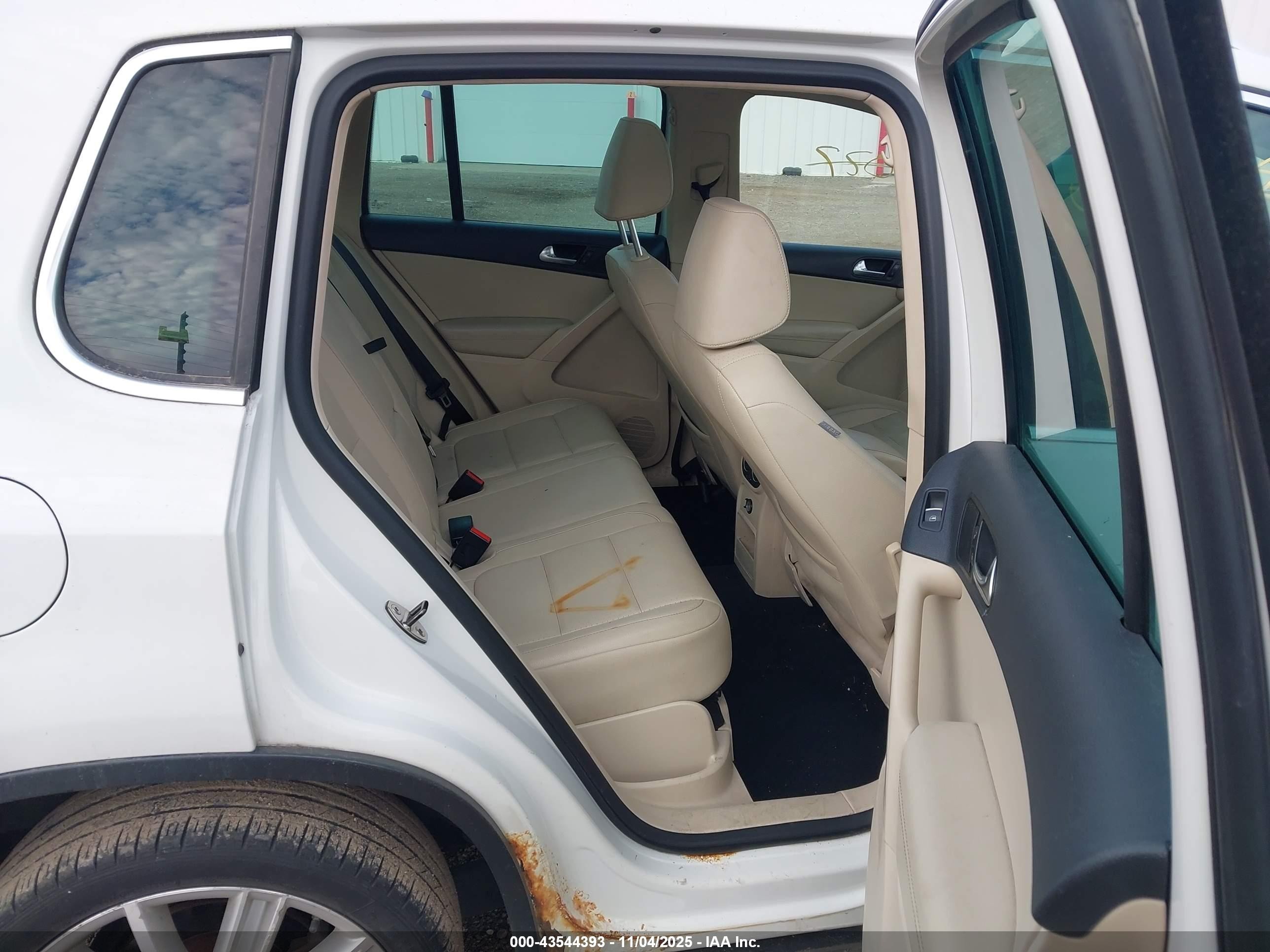 2011 Volkswagen Tiguan Se Белый vin: WVGAV7AX6BW513761