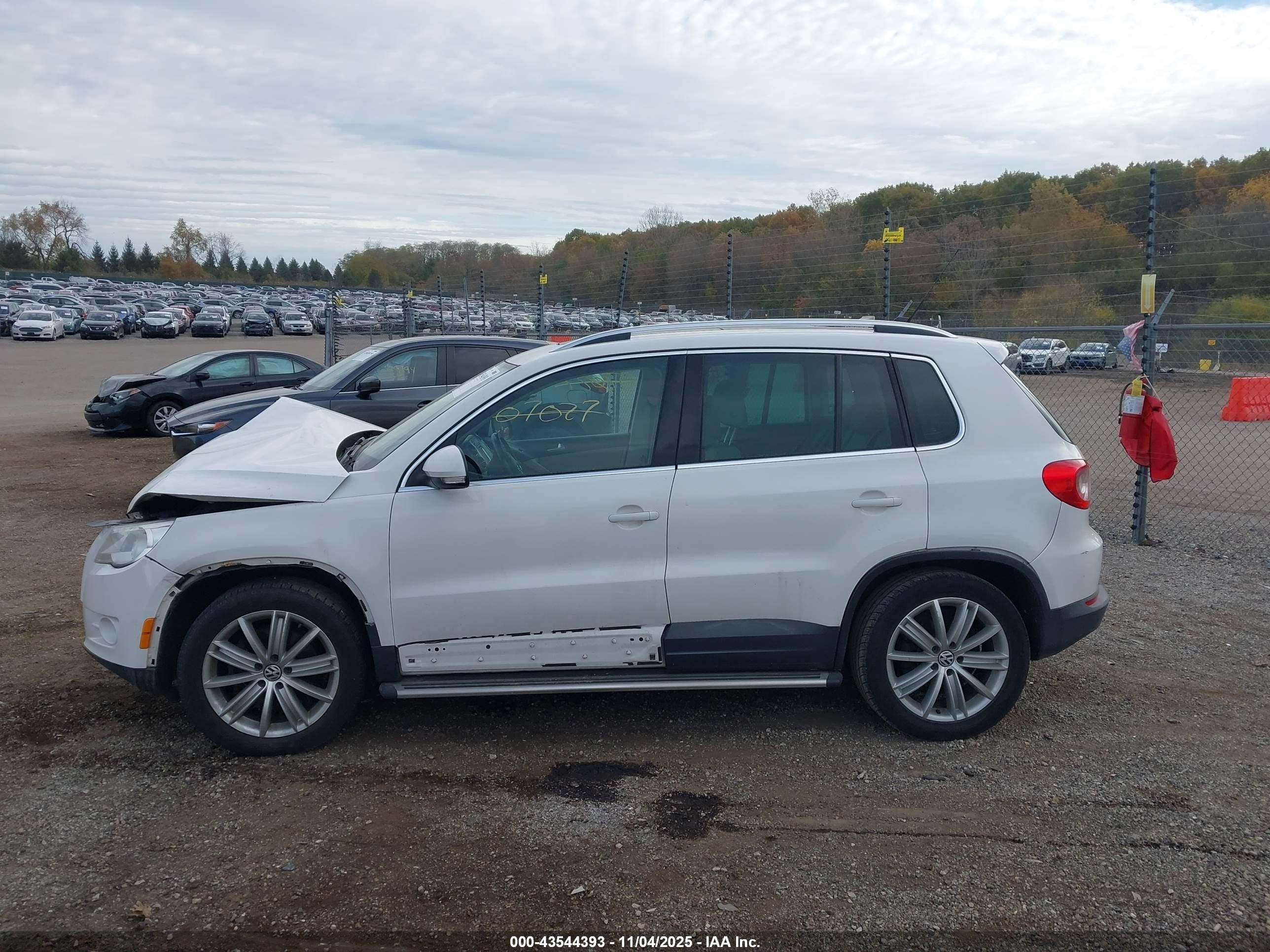 2011 Volkswagen Tiguan Se Белый vin: WVGAV7AX6BW513761
