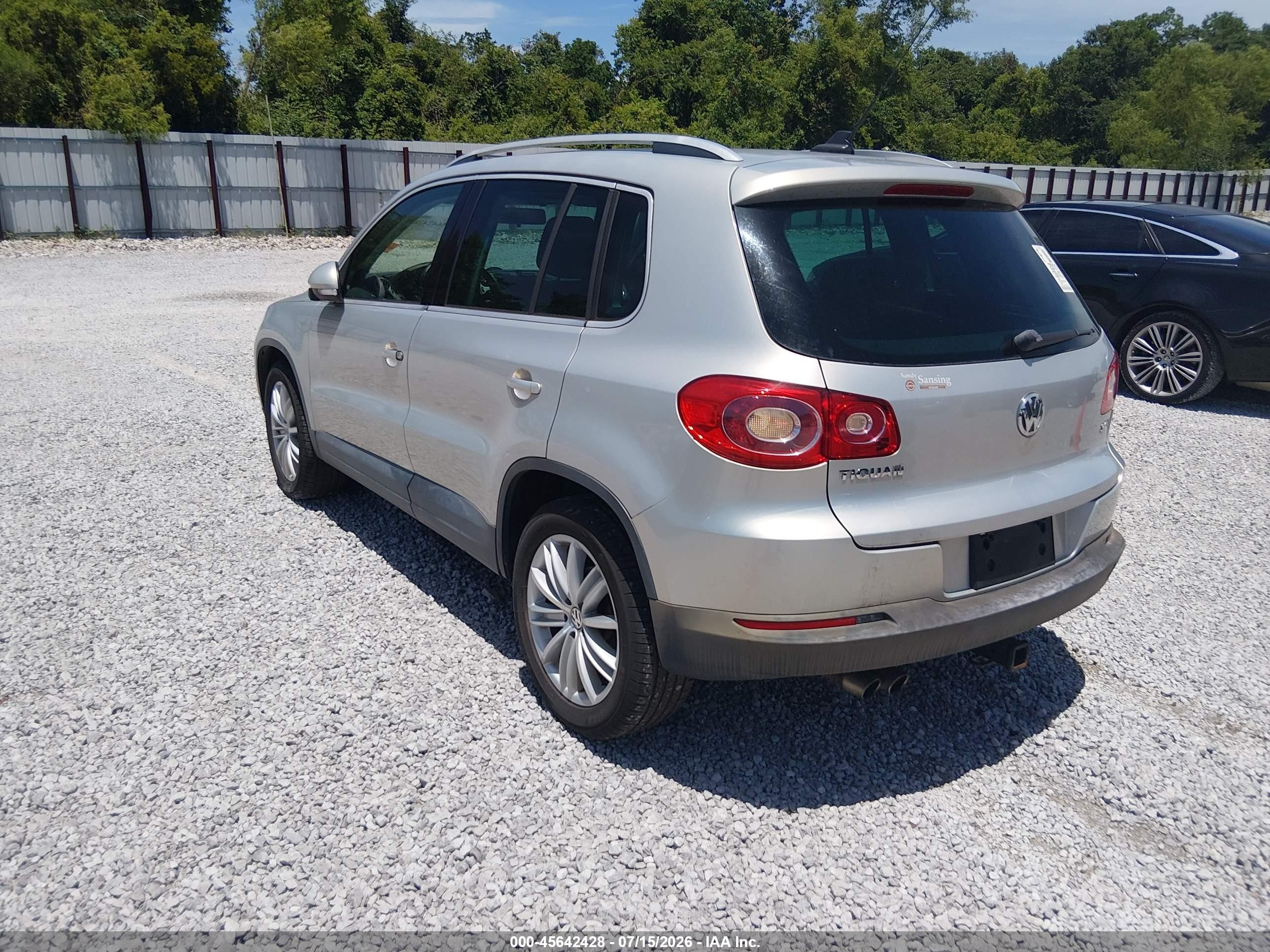 2011 Volkswagen Tiguan Se Silver vin: WVGAV7AX6BW548204