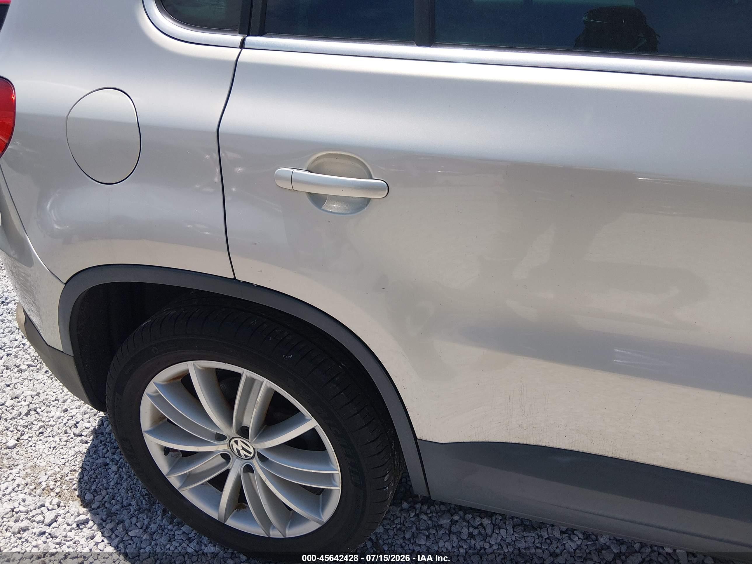 2011 Volkswagen Tiguan Se Silver vin: WVGAV7AX6BW548204