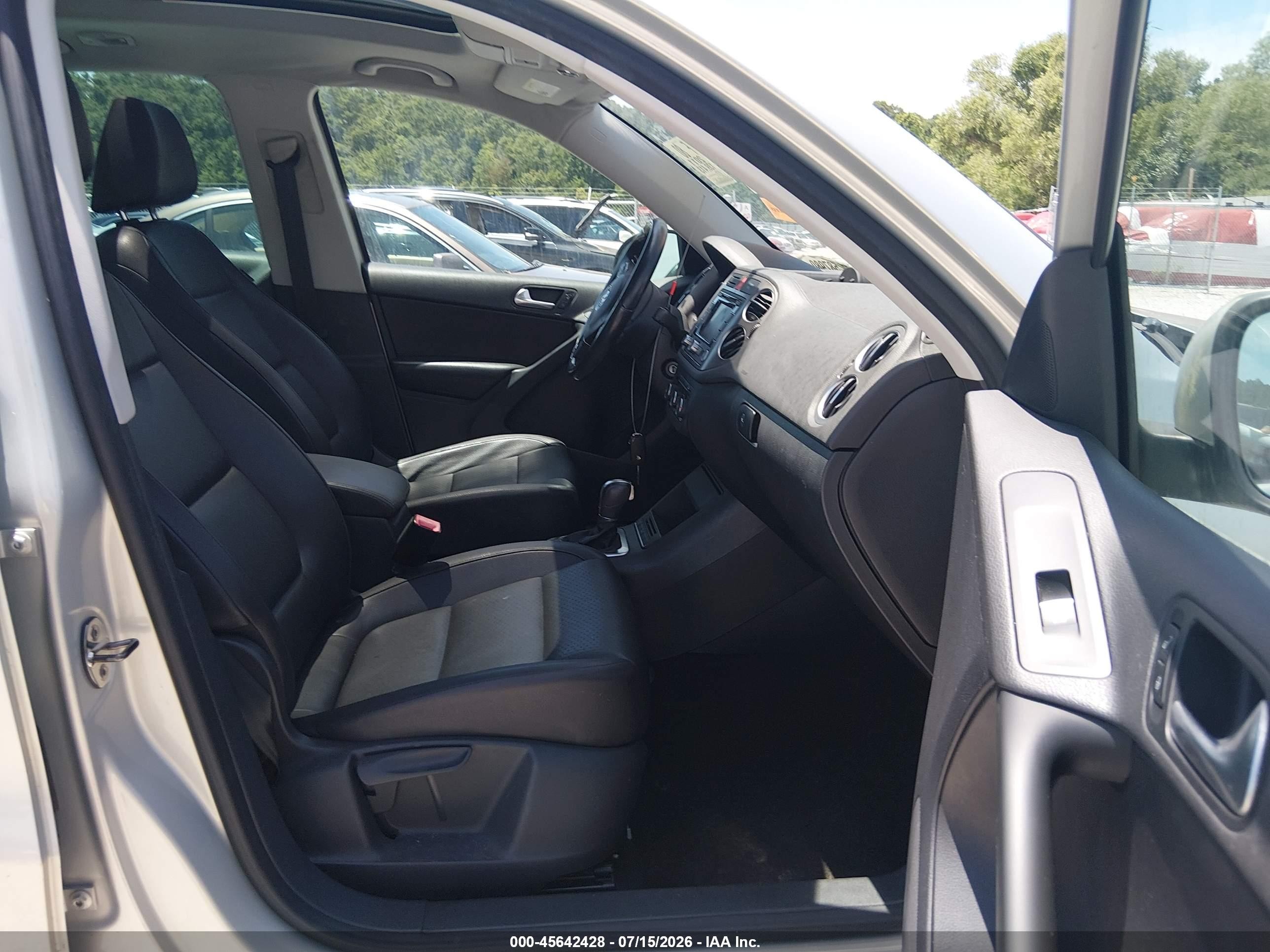 2011 Volkswagen Tiguan Se Silver vin: WVGAV7AX6BW548204