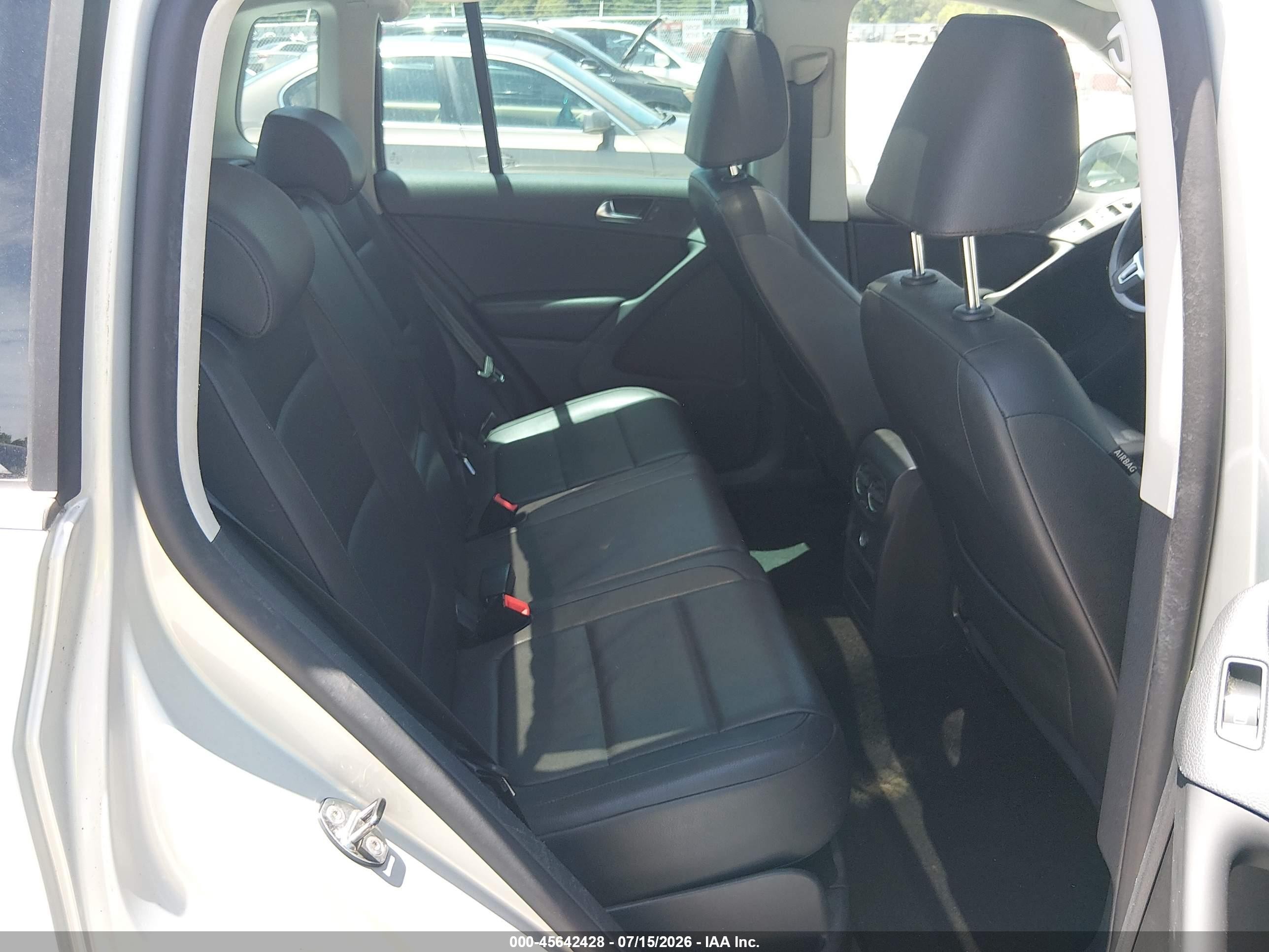 2011 Volkswagen Tiguan Se Silver vin: WVGAV7AX6BW548204