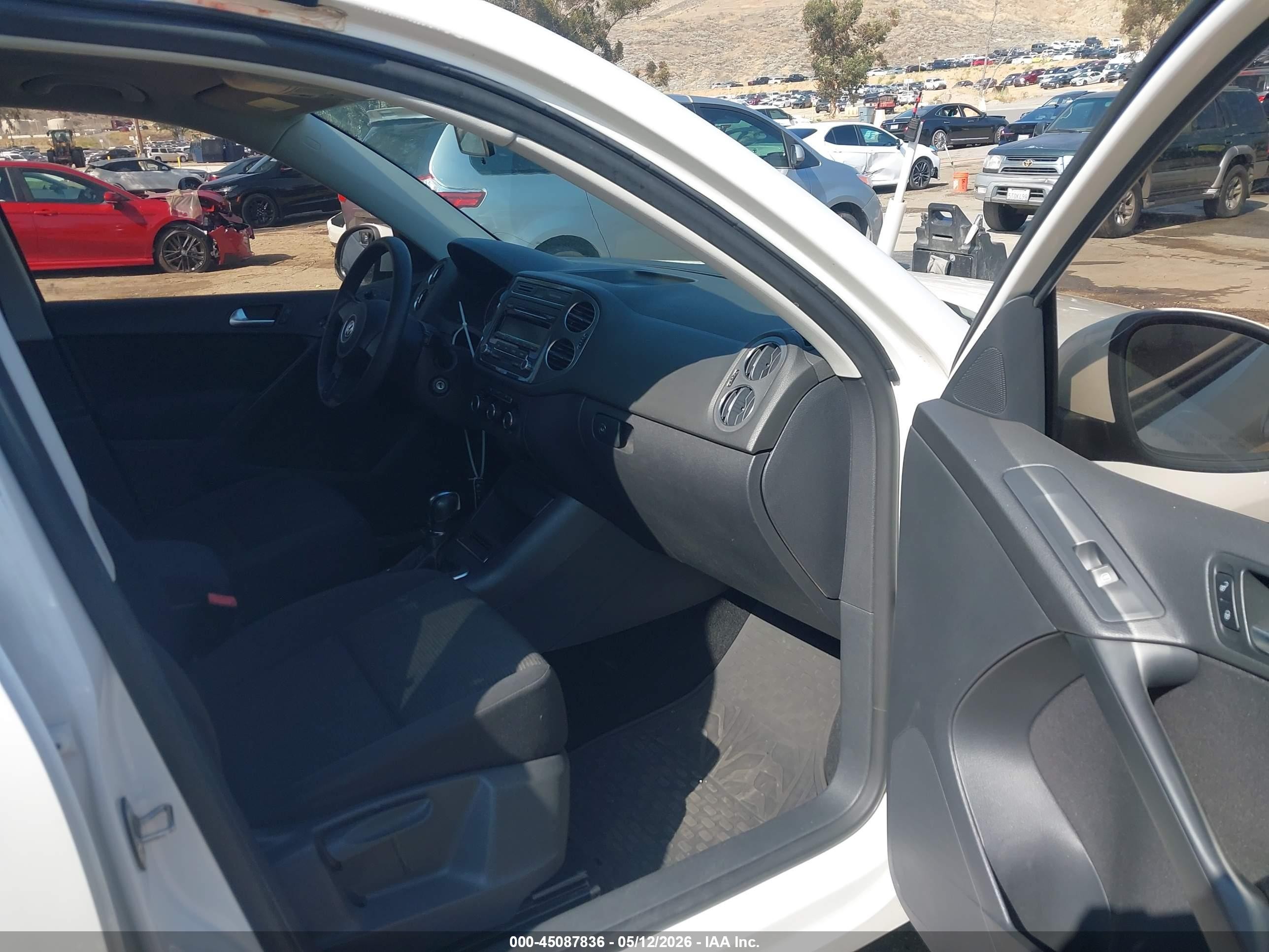 2012 Volkswagen Tiguan S White vin: WVGAV7AX6CW588218