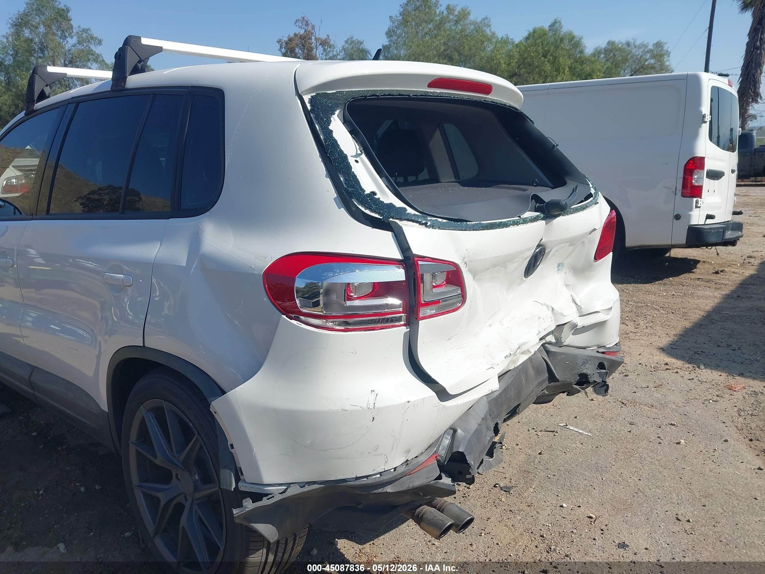 2012 Volkswagen Tiguan S White vin: WVGAV7AX6CW588218