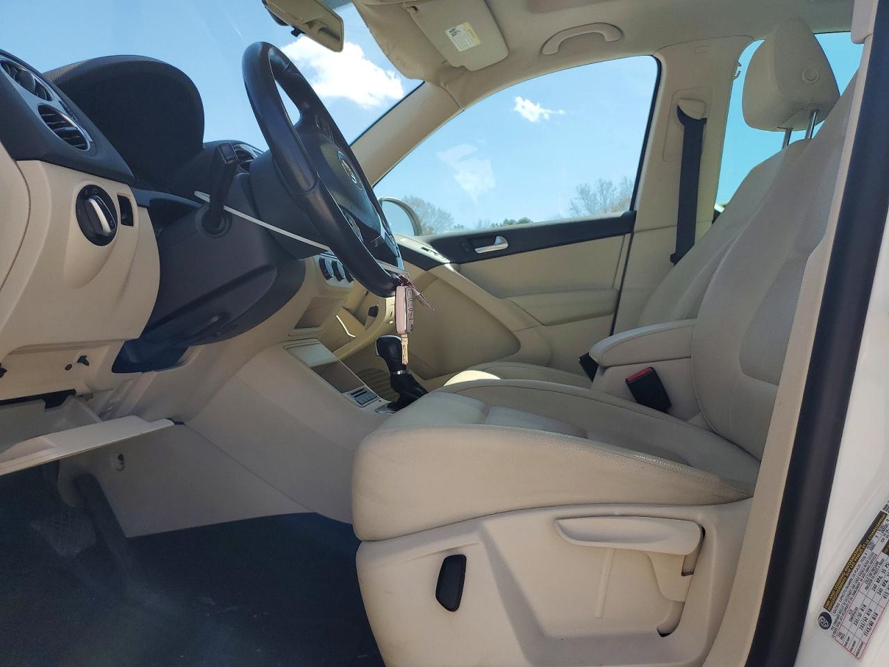 2013 Volkswagen Tiguan S Белый vin: WVGAV7AX6DW528926
