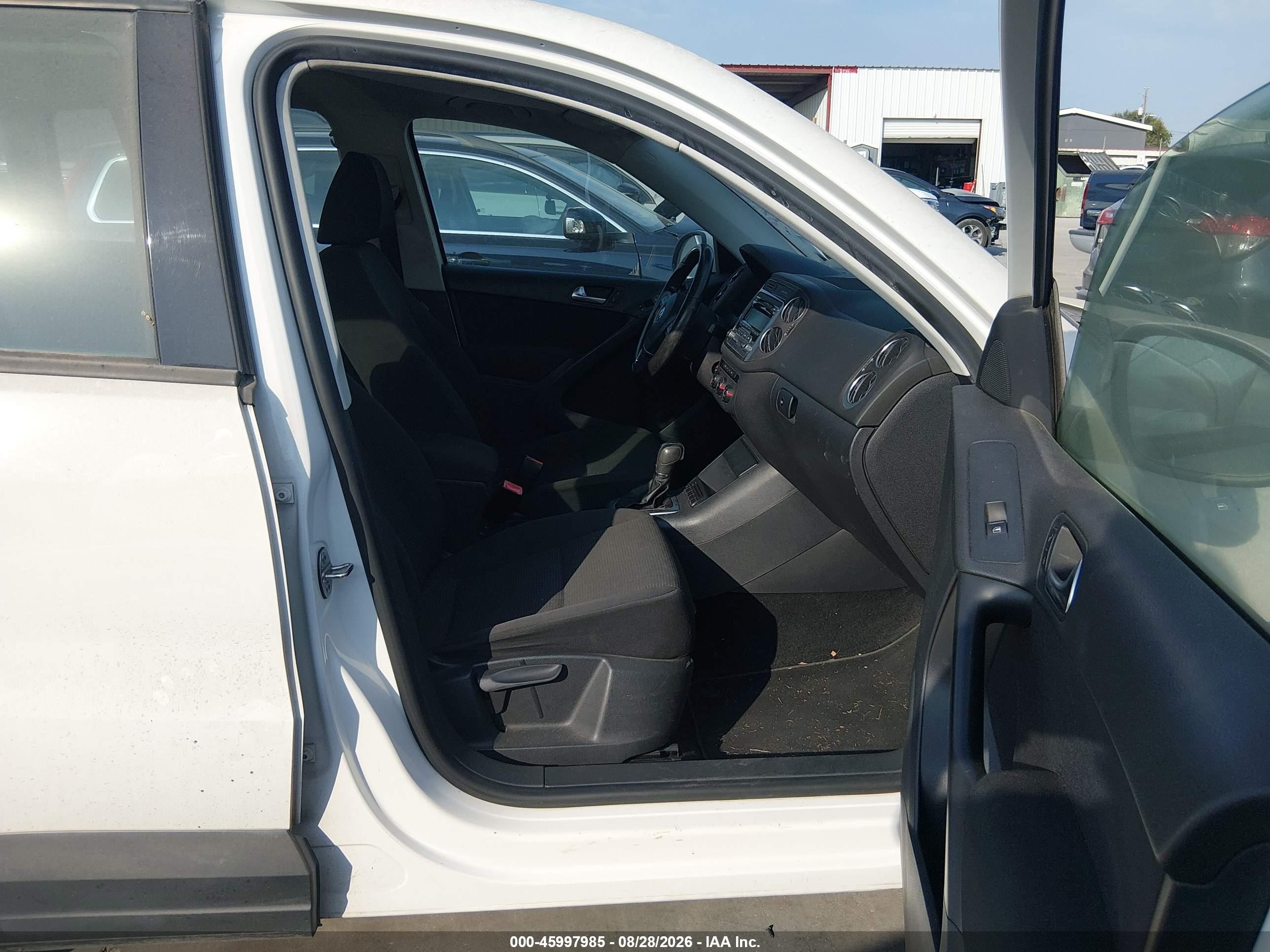 2013 Volkswagen Tiguan S White vin: WVGAV7AX6DW540073