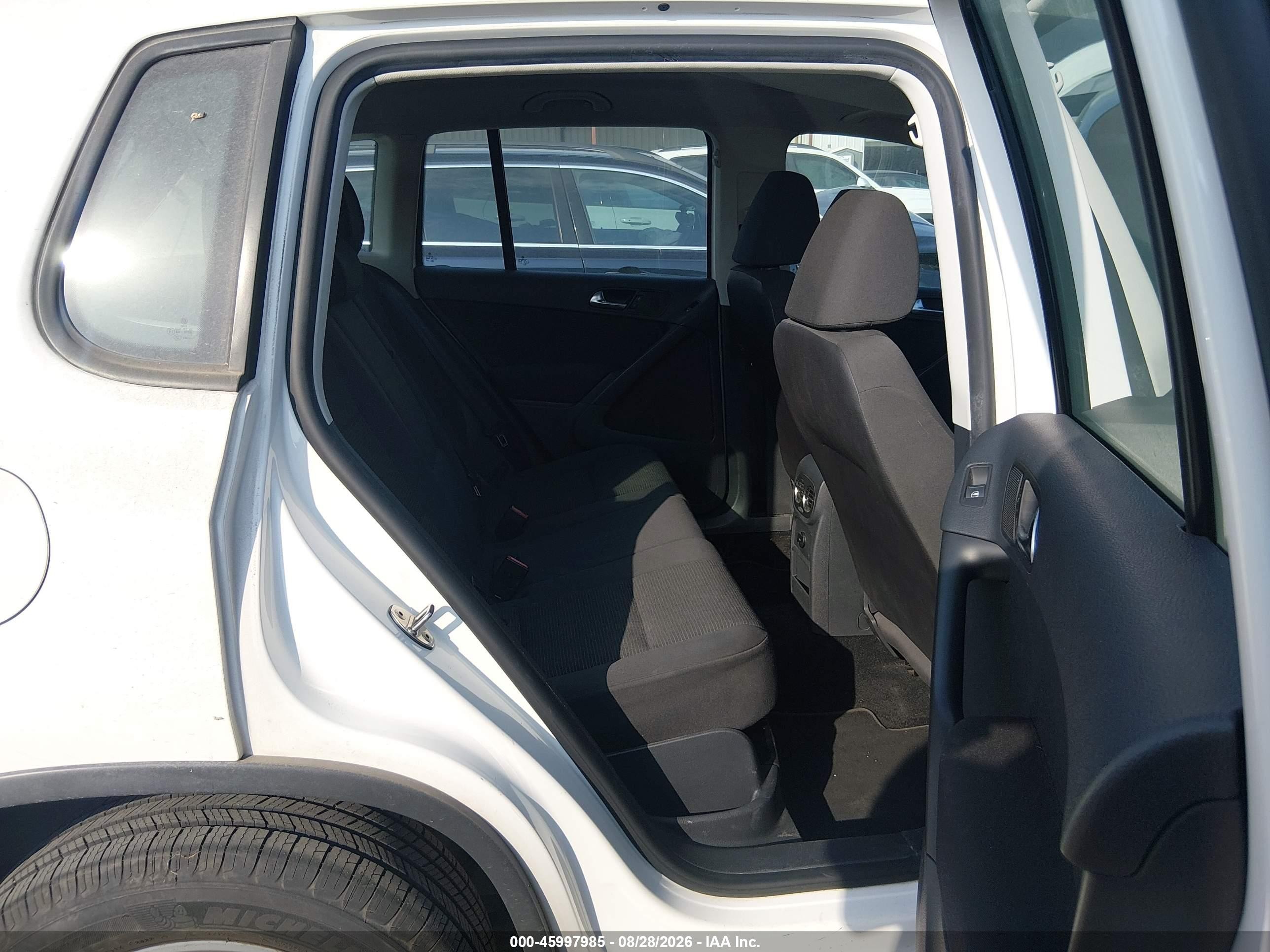 2013 Volkswagen Tiguan S White vin: WVGAV7AX6DW540073