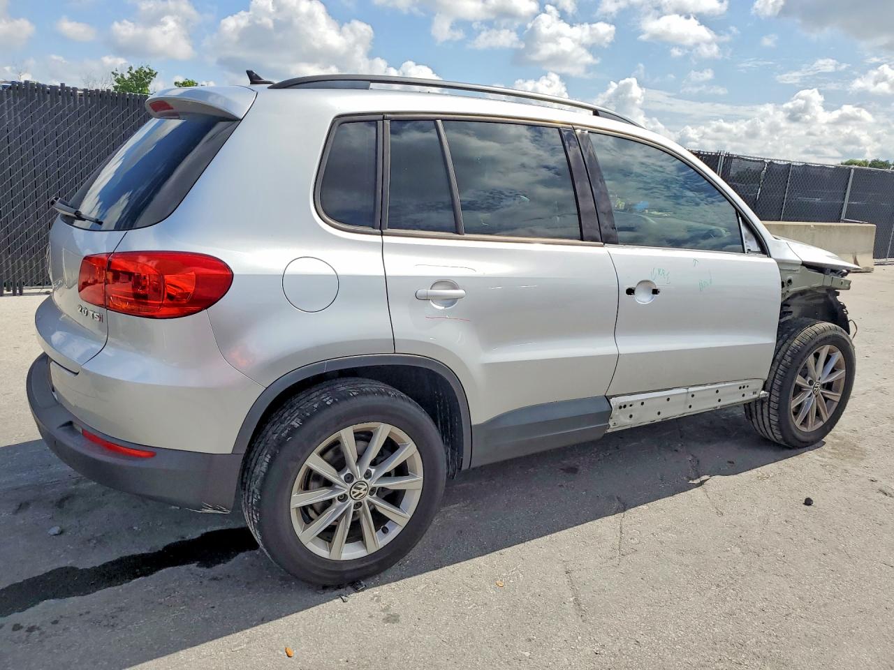 2015 Volkswagen Tiguan S Серебряный vin: WVGAV7AX6FW591947