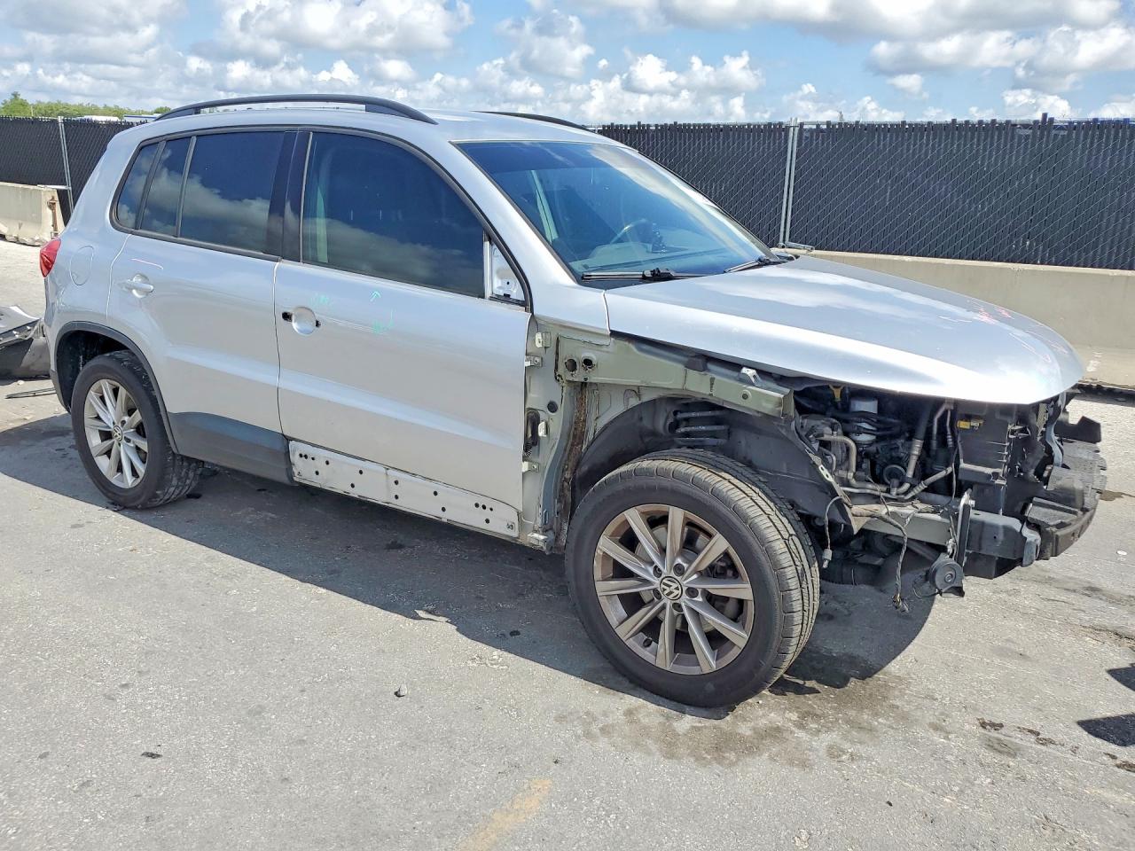 2015 Volkswagen Tiguan S Серебряный vin: WVGAV7AX6FW591947