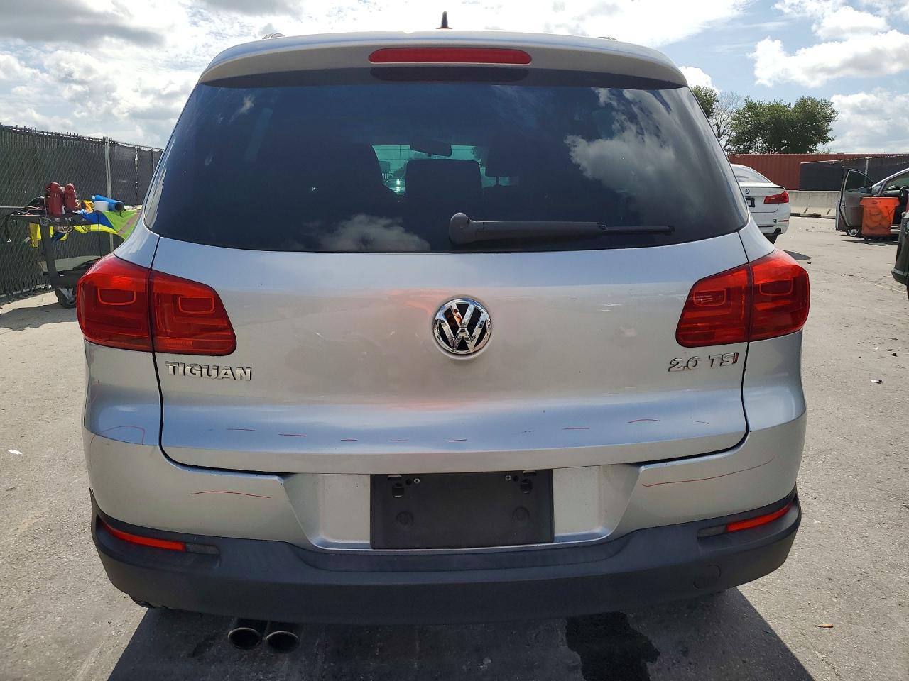 2015 Volkswagen Tiguan S Серебряный vin: WVGAV7AX6FW591947