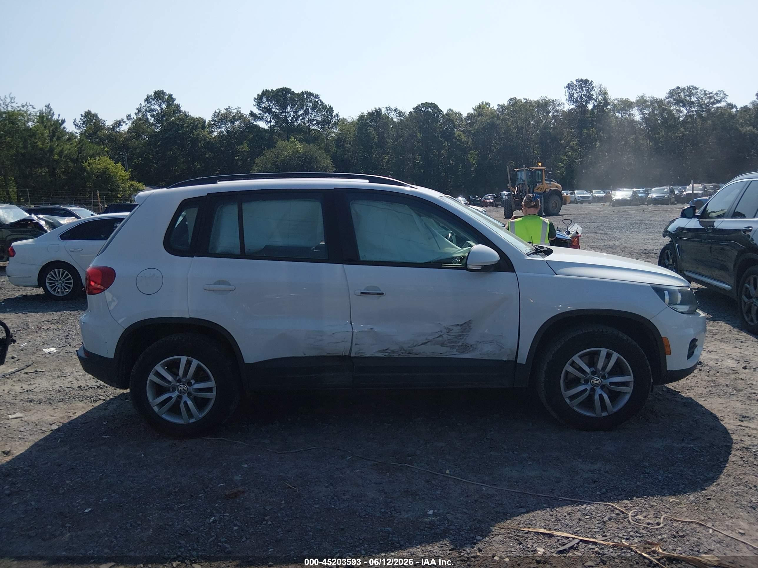 2015 Volkswagen Tiguan S White vin: WVGAV7AX6FW615101