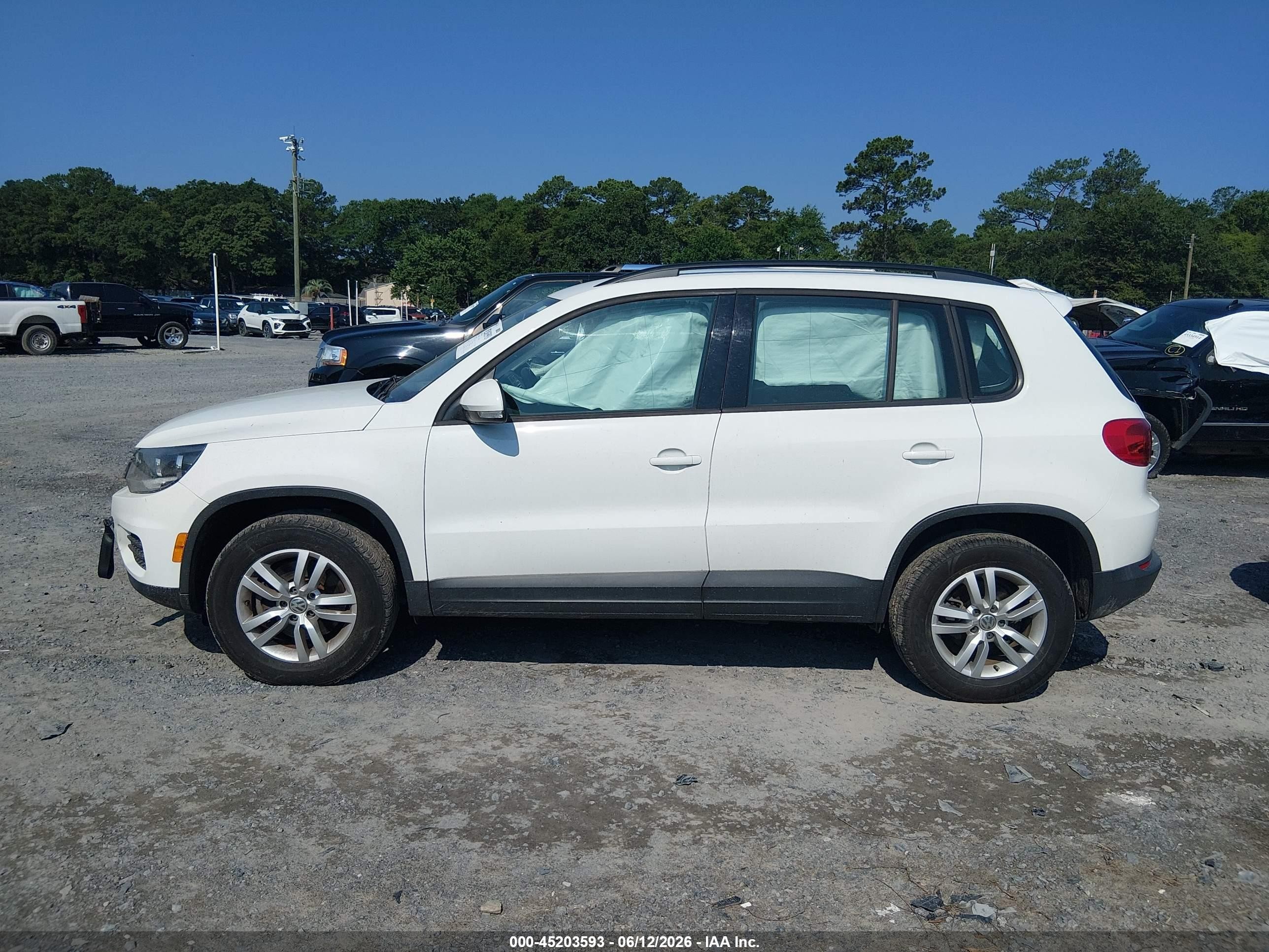 2015 Volkswagen Tiguan S White vin: WVGAV7AX6FW615101