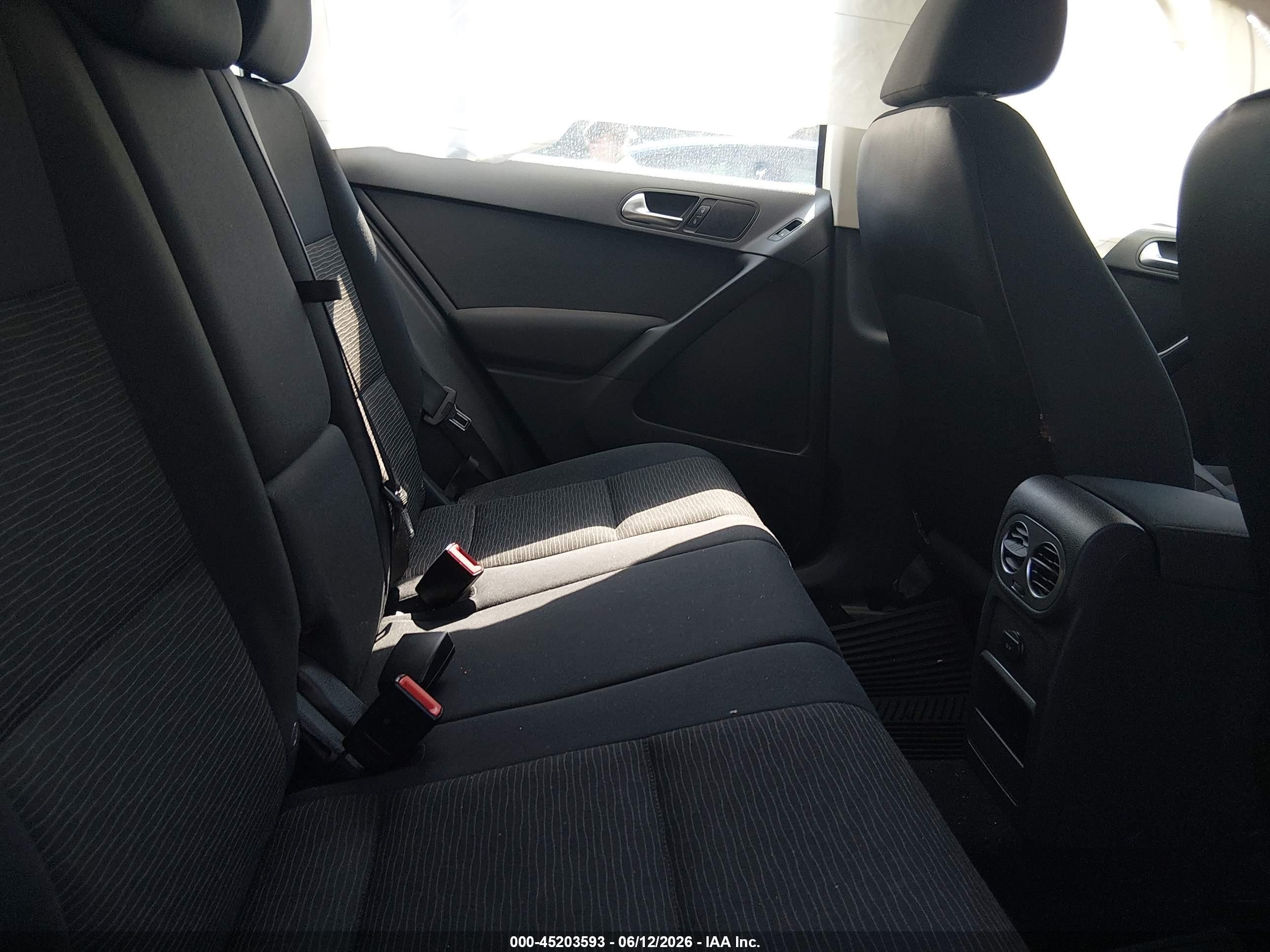 2015 Volkswagen Tiguan S White vin: WVGAV7AX6FW615101