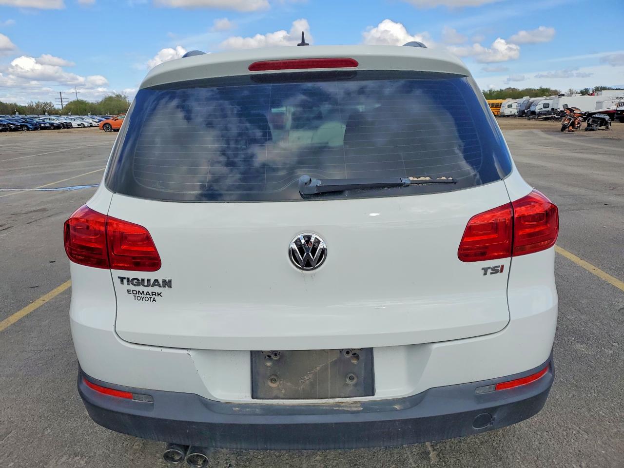 2016 Volkswagen Tiguan S White vin: WVGAV7AX6GW600230