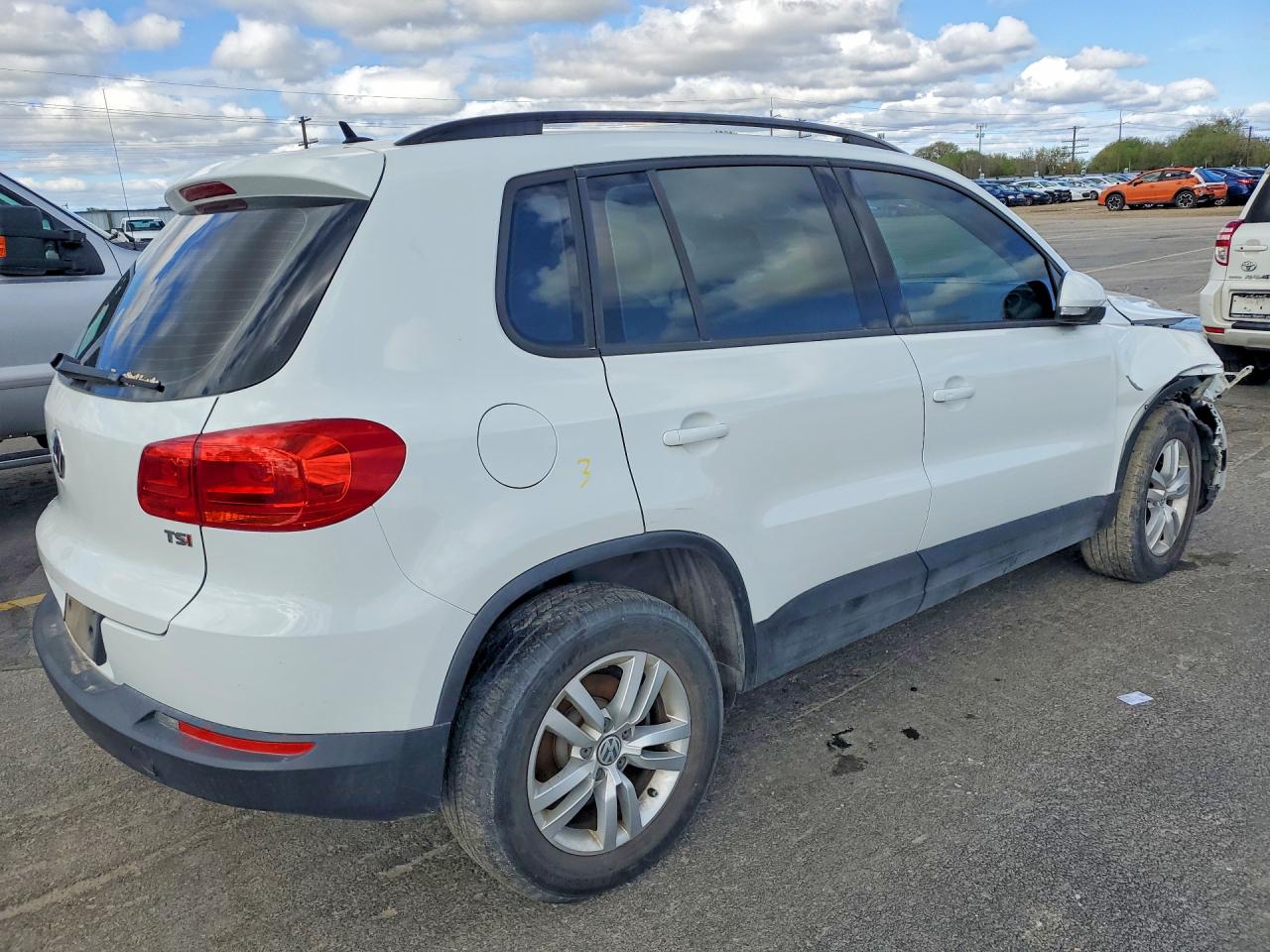 2016 Volkswagen Tiguan S White vin: WVGAV7AX6GW600230