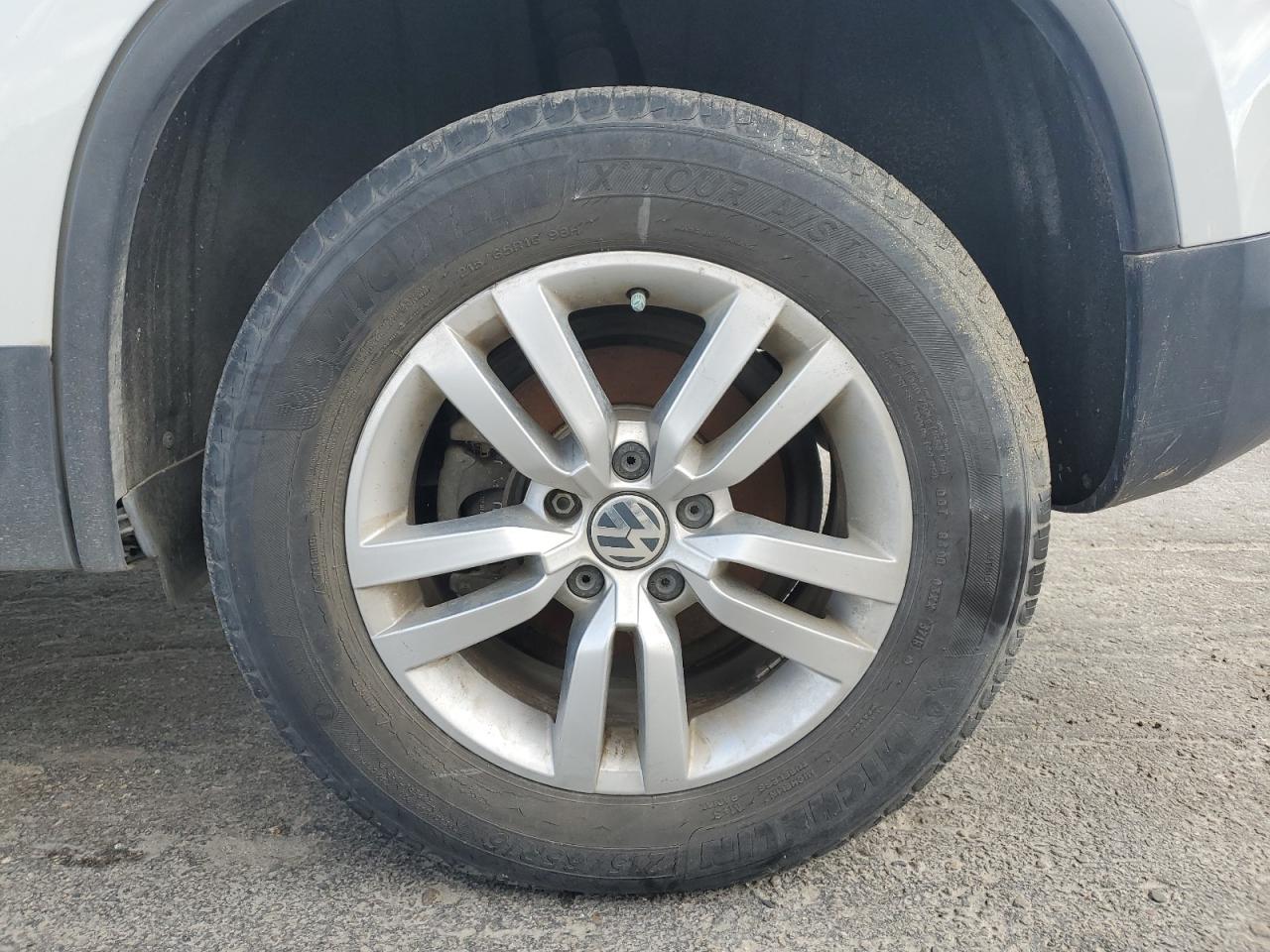2016 Volkswagen Tiguan S White vin: WVGAV7AX6GW600230 Damage: Left Rear Wheel, Curb Rash, 3 To 4 Inches