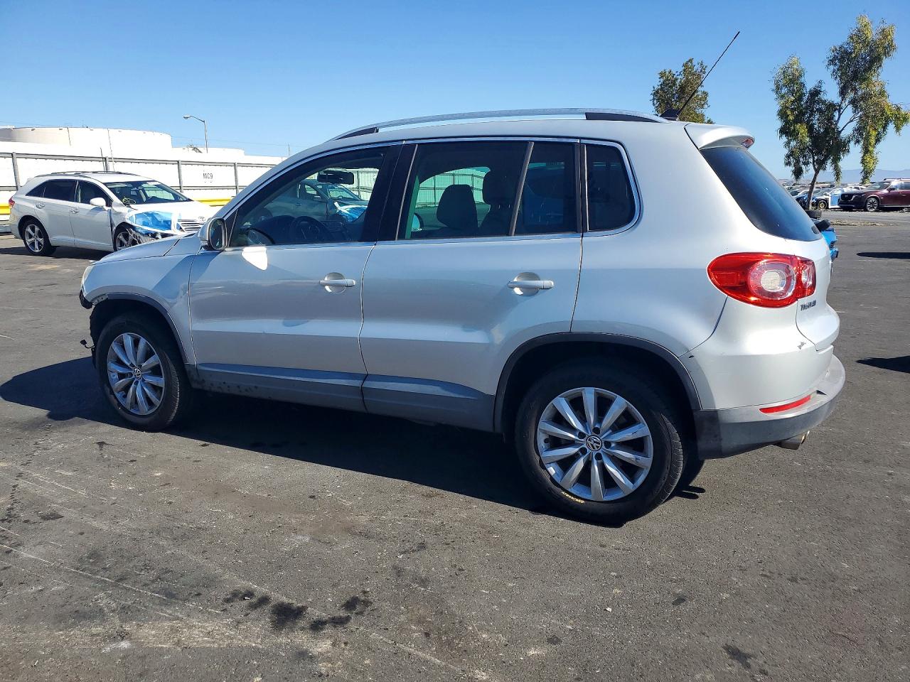 2011 Volkswagen Tiguan S Silver vin: WVGAV7AX7BW502929
