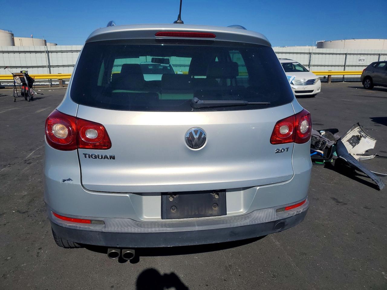 2011 Volkswagen Tiguan S Silver vin: WVGAV7AX7BW502929