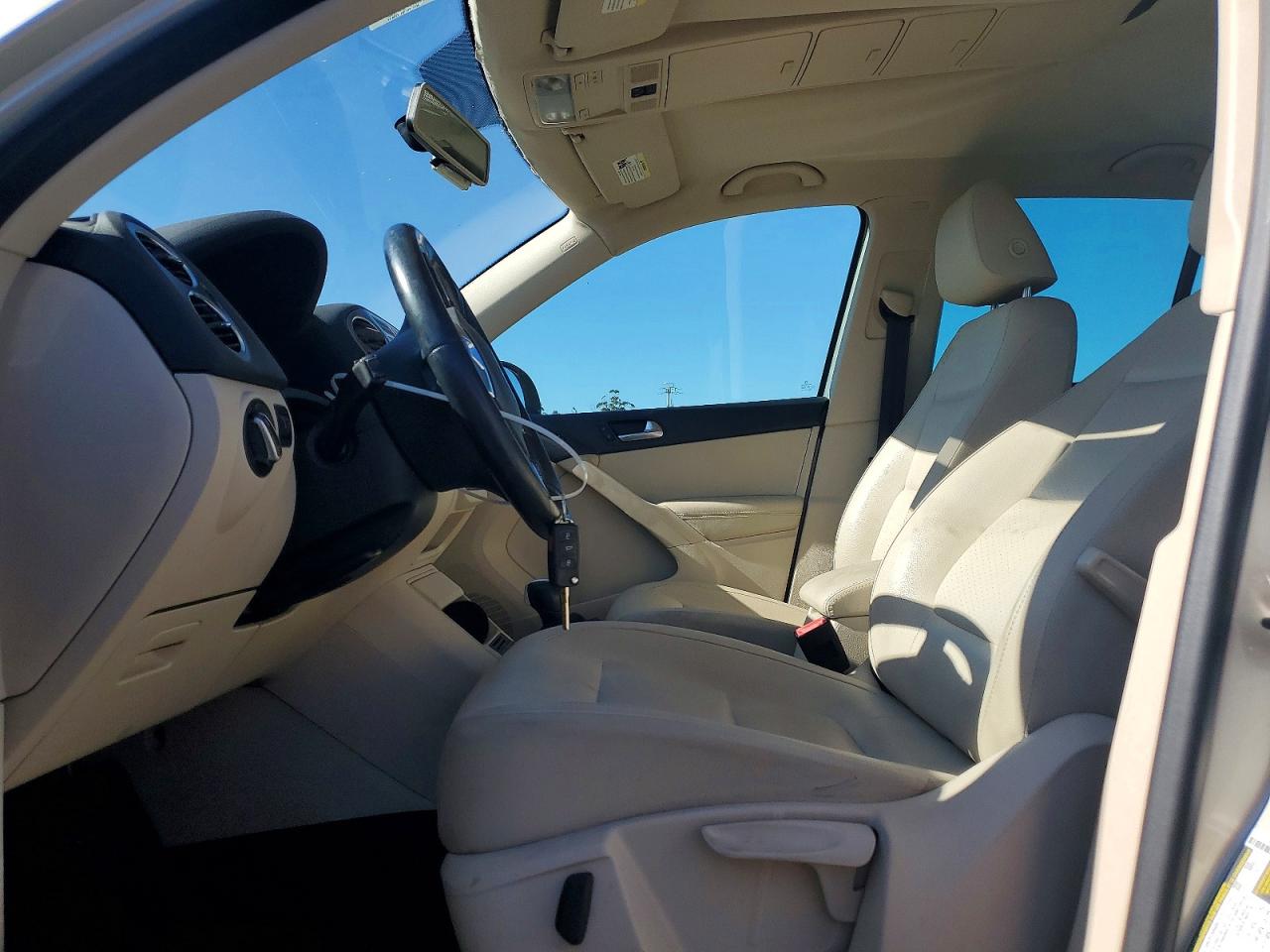 2011 Volkswagen Tiguan S Silver vin: WVGAV7AX7BW502929