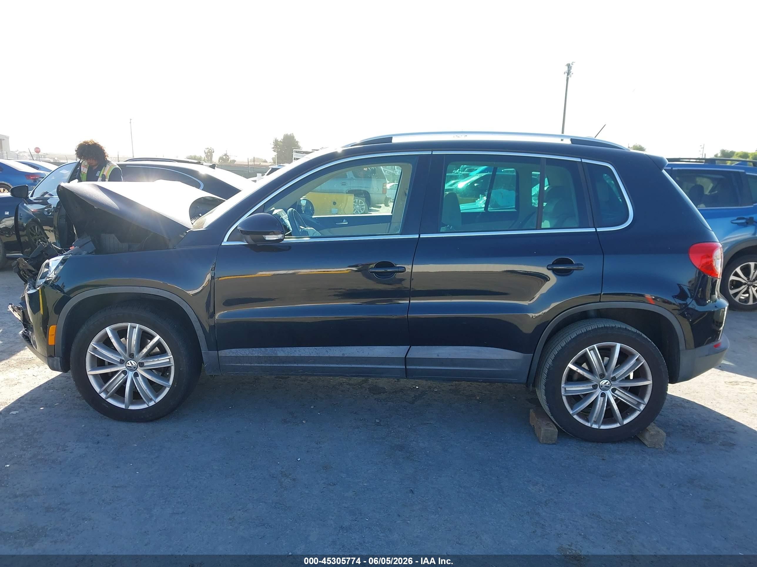 2011 Volkswagen Tiguan Se Black vin: WVGAV7AX7BW503711