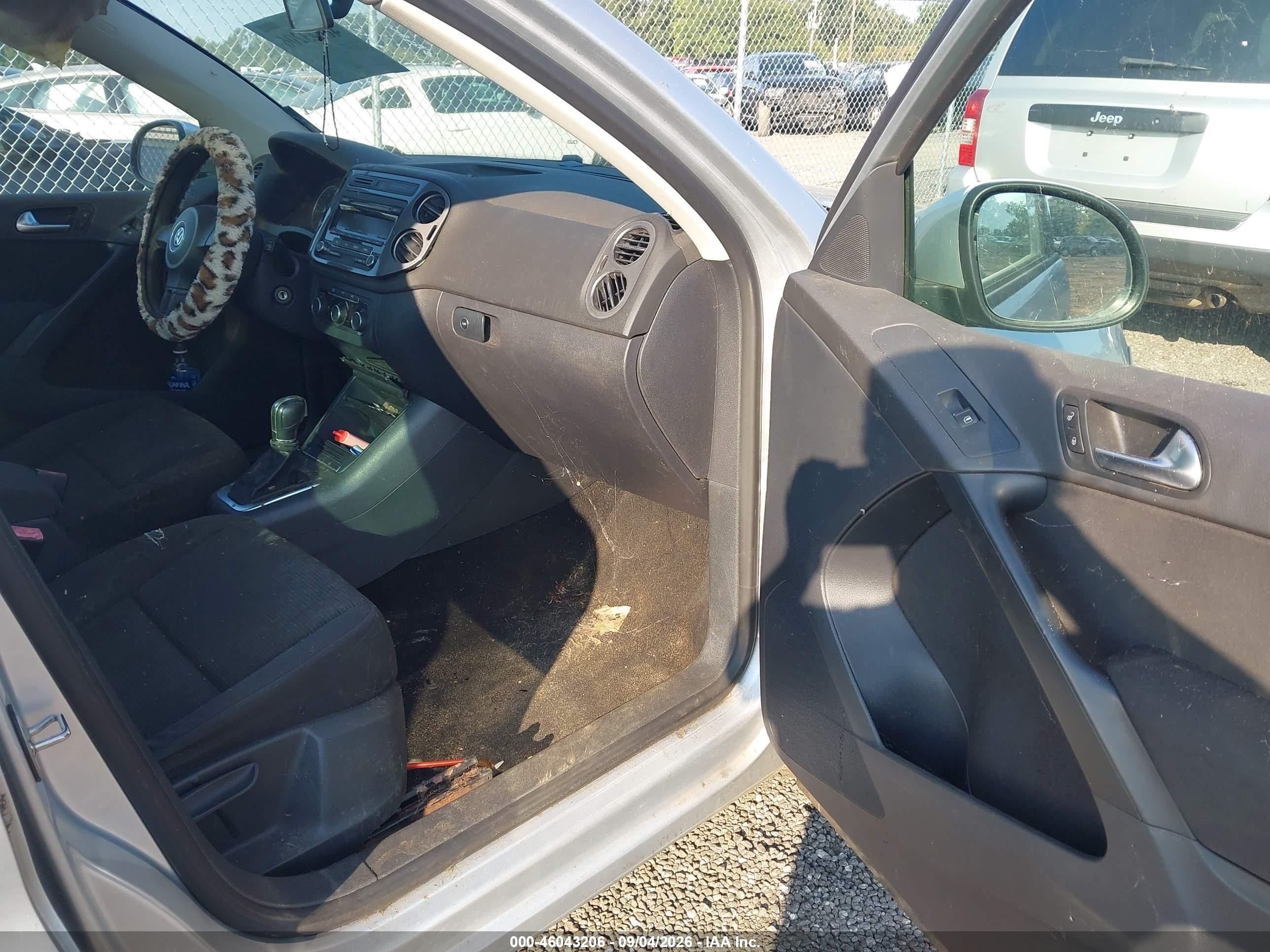 2012 Volkswagen Tiguan S Silver vin: WVGAV7AX7CW557575