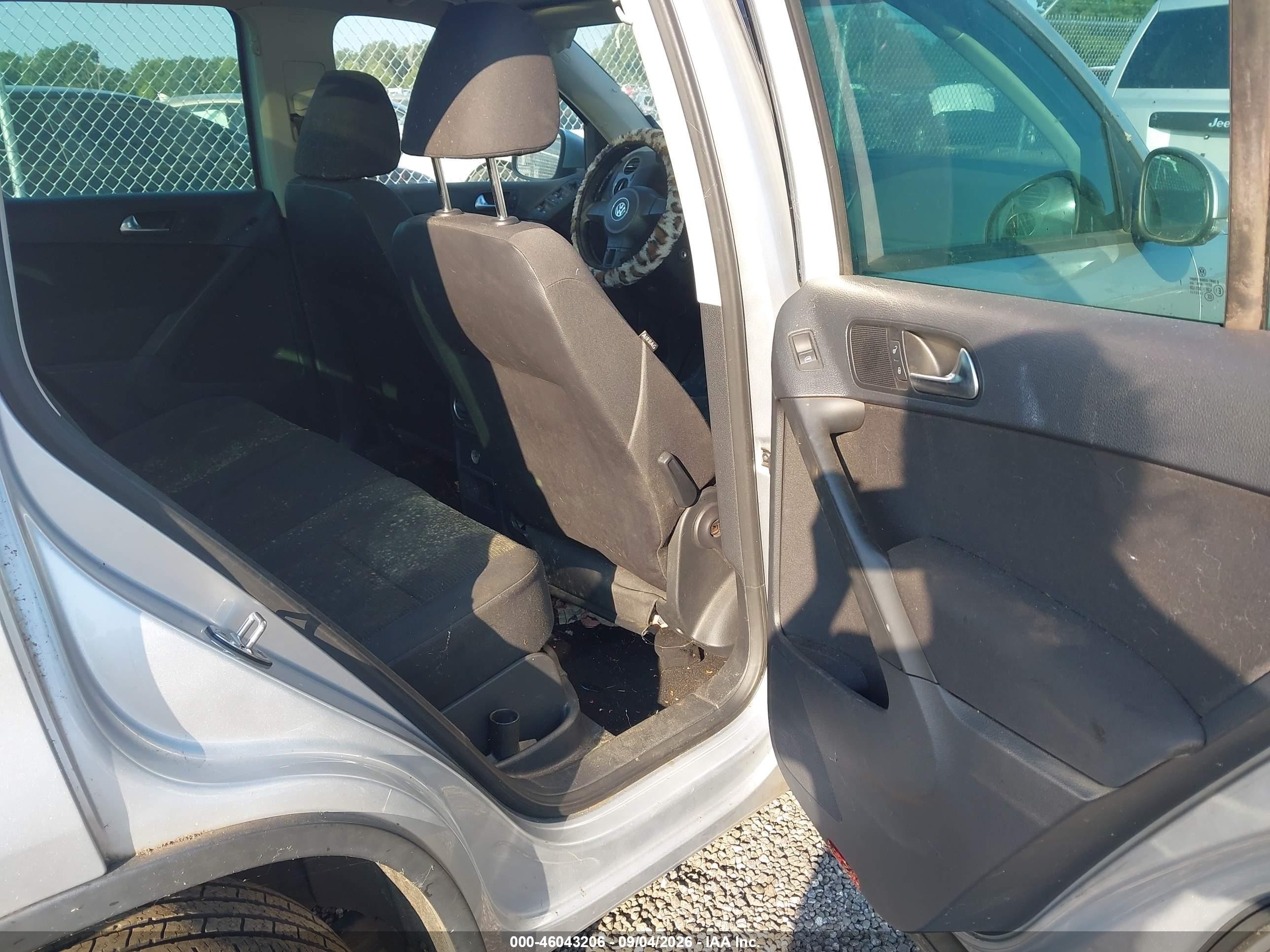 2012 Volkswagen Tiguan S Silver vin: WVGAV7AX7CW557575