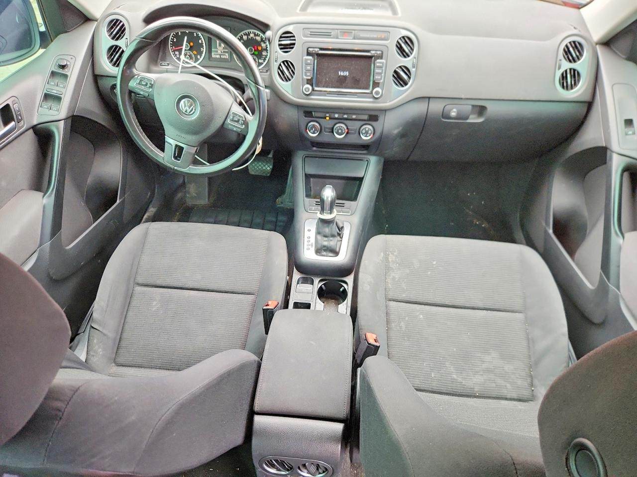 2015 Volkswagen Tiguan S Красный vin: WVGAV7AX7FW111334