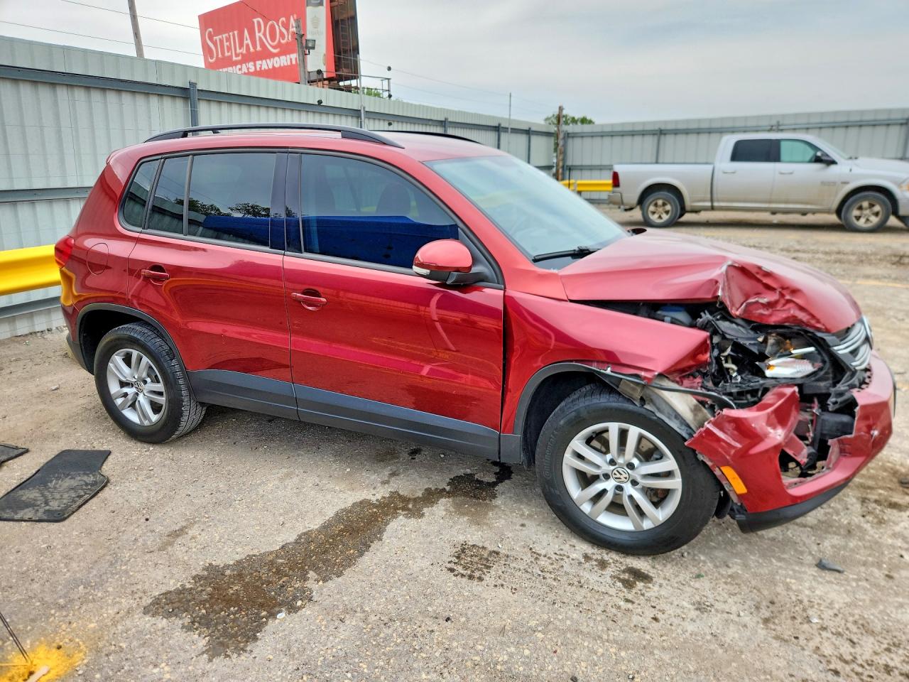 2015 Volkswagen Tiguan S Красный vin: WVGAV7AX7FW111334