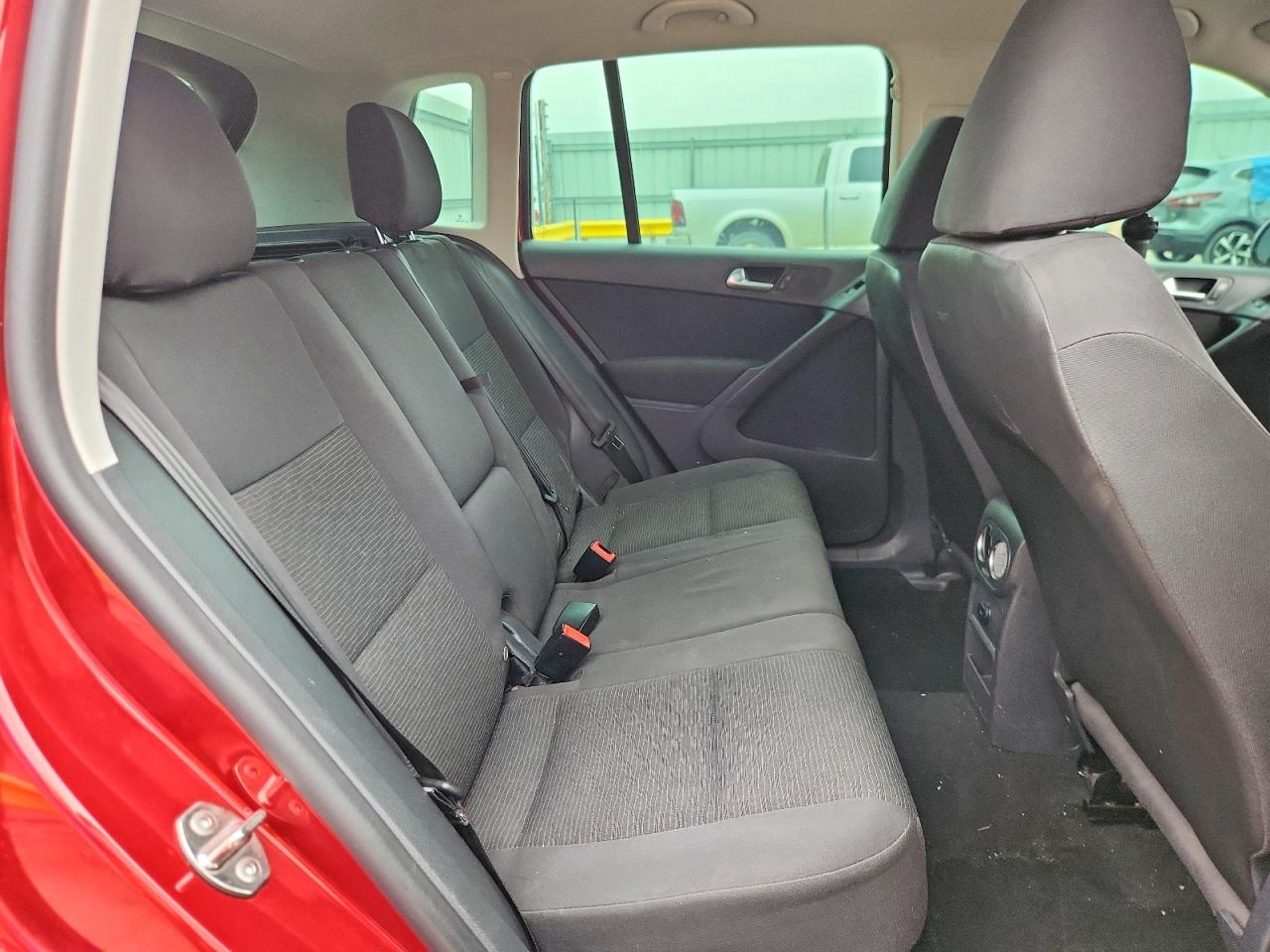 2015 Volkswagen Tiguan S Красный vin: WVGAV7AX7FW111334