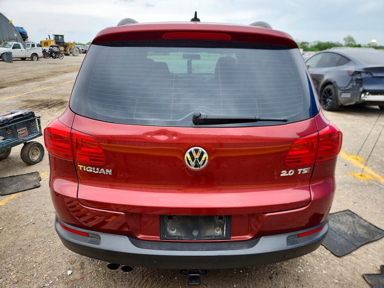 2015 Volkswagen Tiguan S Красный vin: WVGAV7AX7FW111334