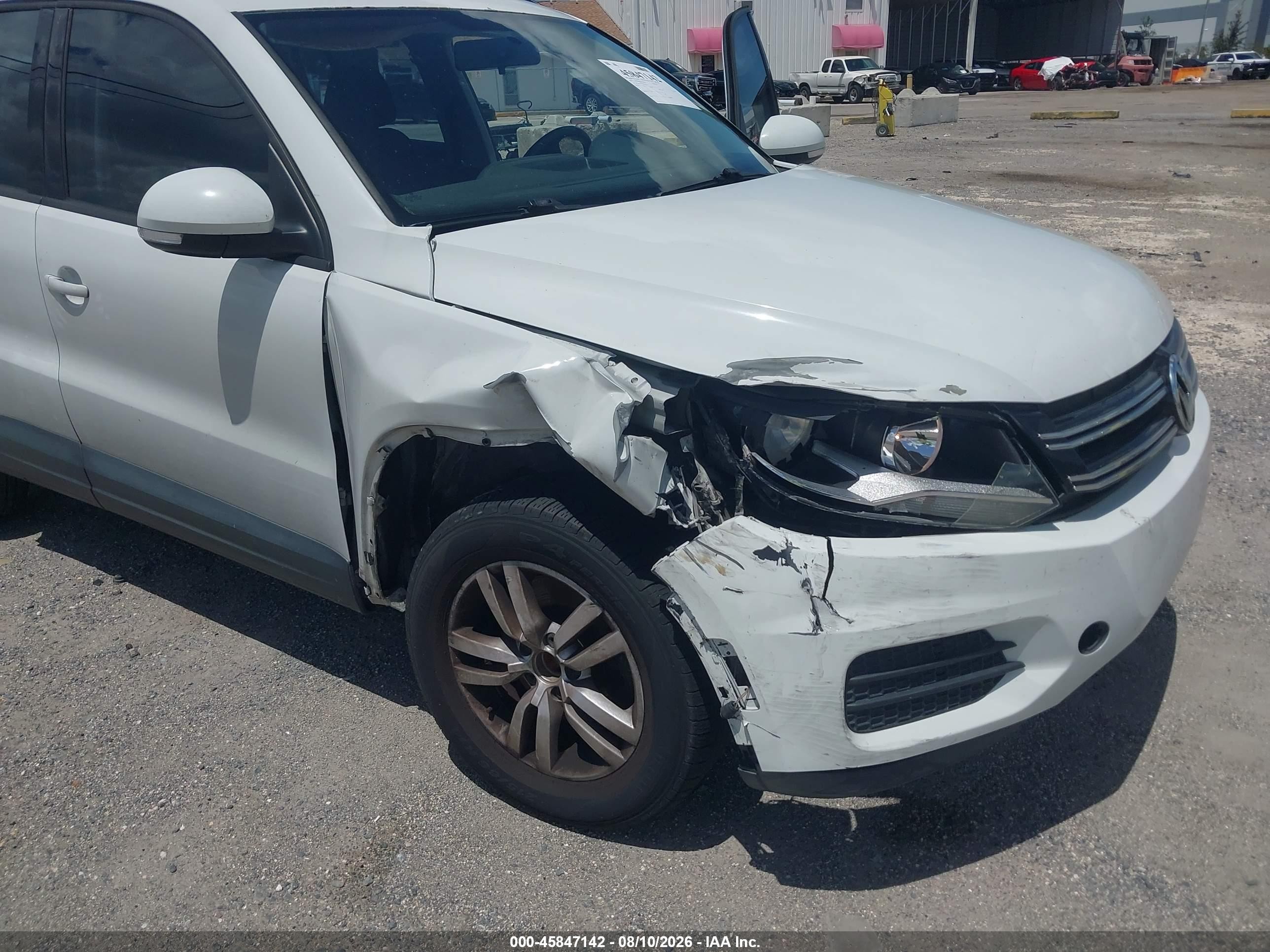 2015 Volkswagen Tiguan S White vin: WVGAV7AX7FW505321